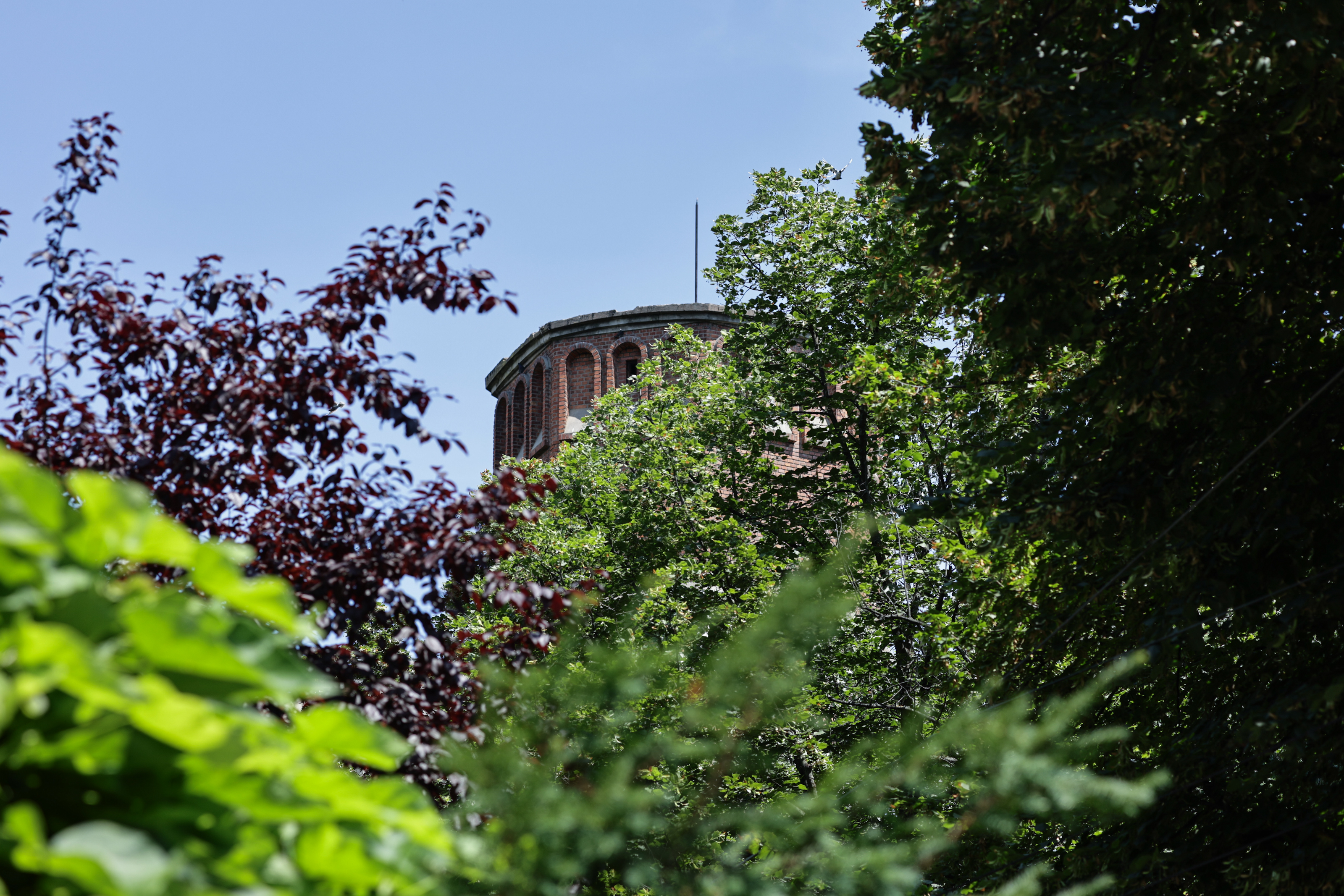 Un turn cu aspect medieval în mijlocul Bucureștiului. Povestea construcției care îi face pe trecători să se oprească din drum