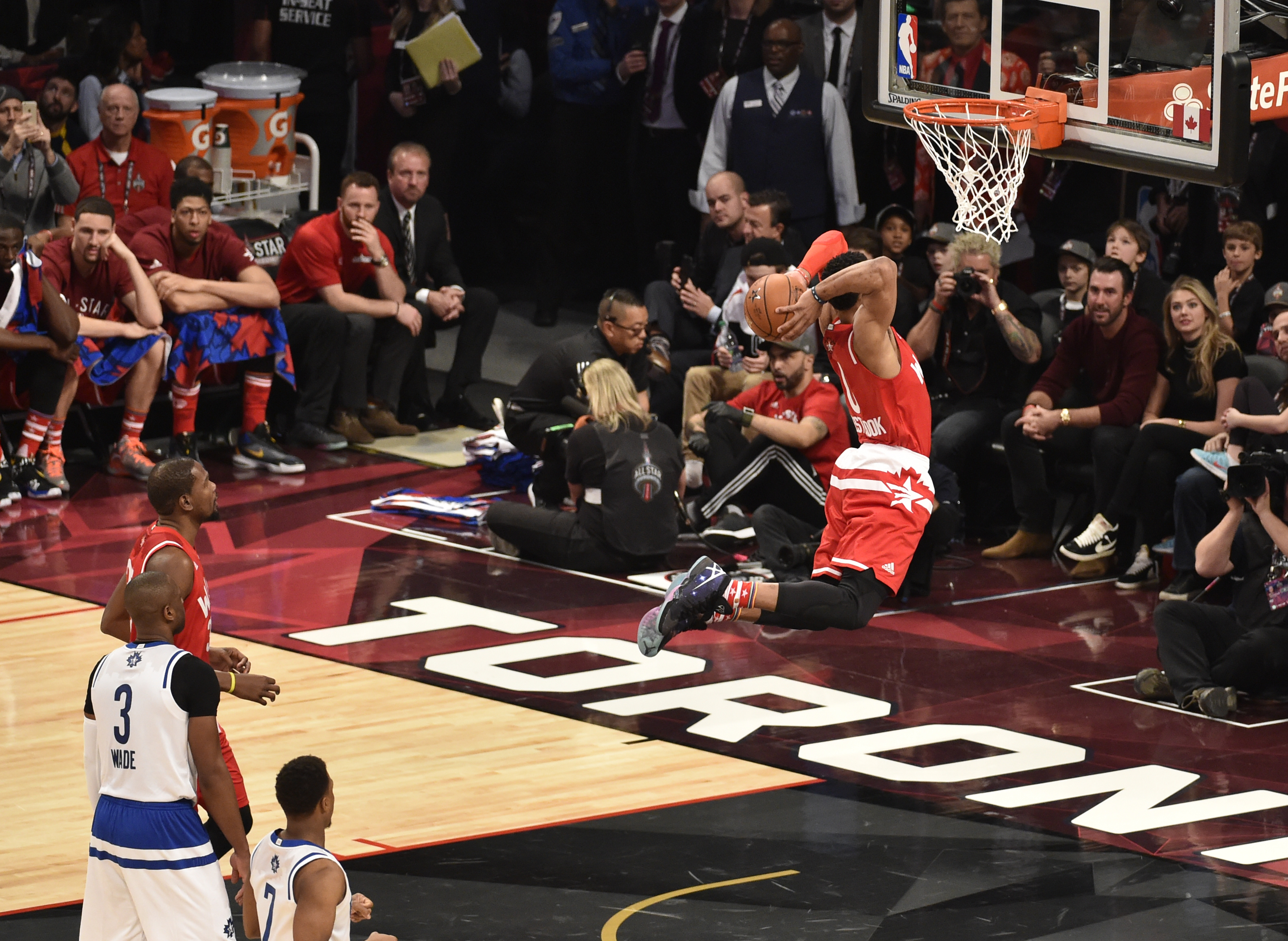 Vestul a aruncat Estul la coș, la All-Star Game. ^Ultima reprezentație a lui Kobe Bryant. Românii n-au lipsit din ”Air Canada”! / GALERIE FOTO