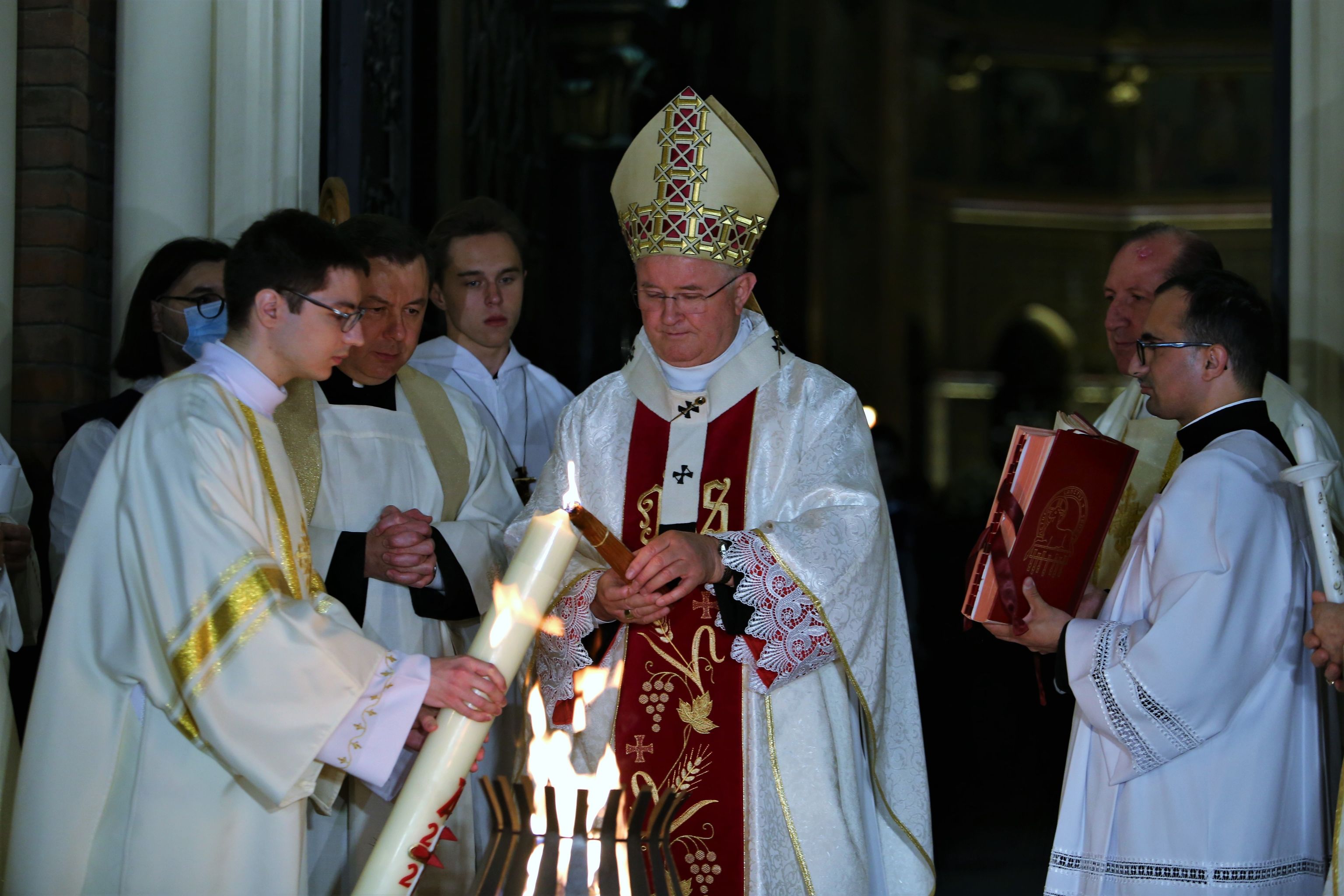 VIDEO | Slujba De Înviere de Paștele Catolic. Sute de oameni la Catedrala Sfântul Iosif din București. Cum a fost la Vatican