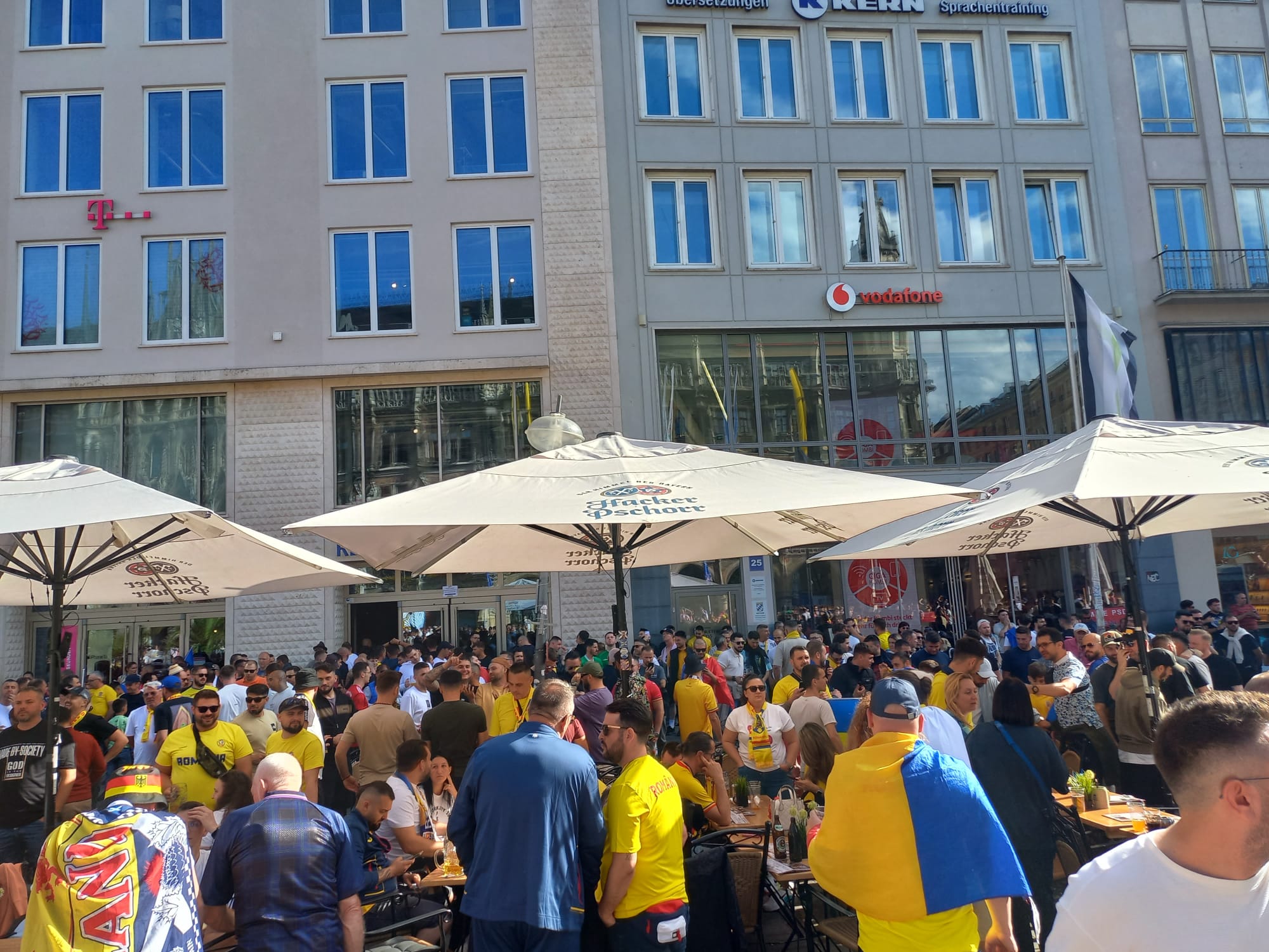 München, pământ românesc. Suporterii tricolorilor au luat cu asalt Marienplatz, „inima” capitalei bavareze, și, apoi, stadionul | FOTO și VIDEO