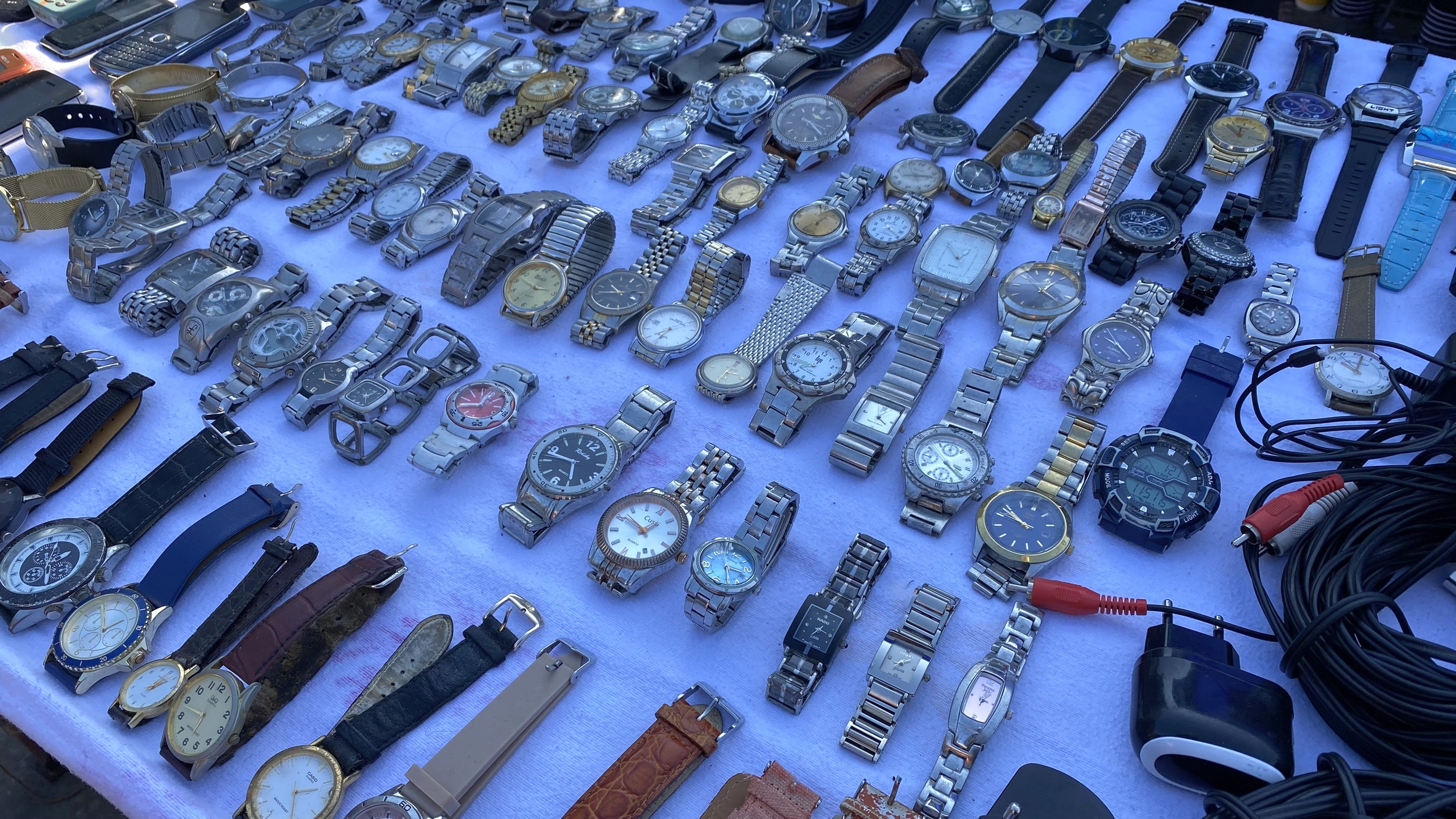 REPORTAJ. Lupta pentru ziua de mâine, într-un talcioc din Capitală: „Mi-am păstrat un costum pentru înmormântare”