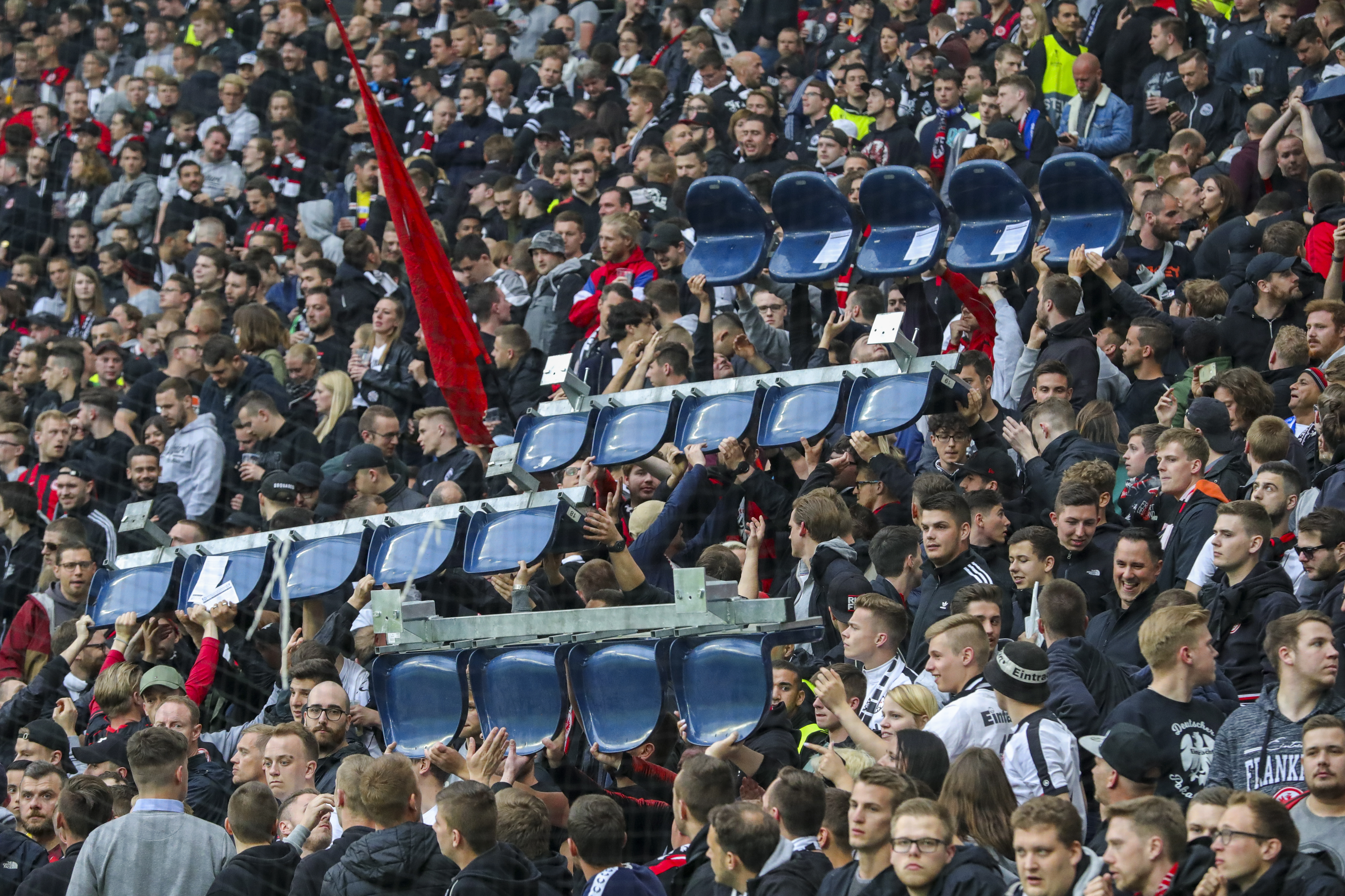 Fanii au făcut spectacol în tribune la meciurile din manșa tur a semifinalelor Champions League și Europa League. Spectatori cât la 14 meciuri din Liga 1  | GALERIE FOTO