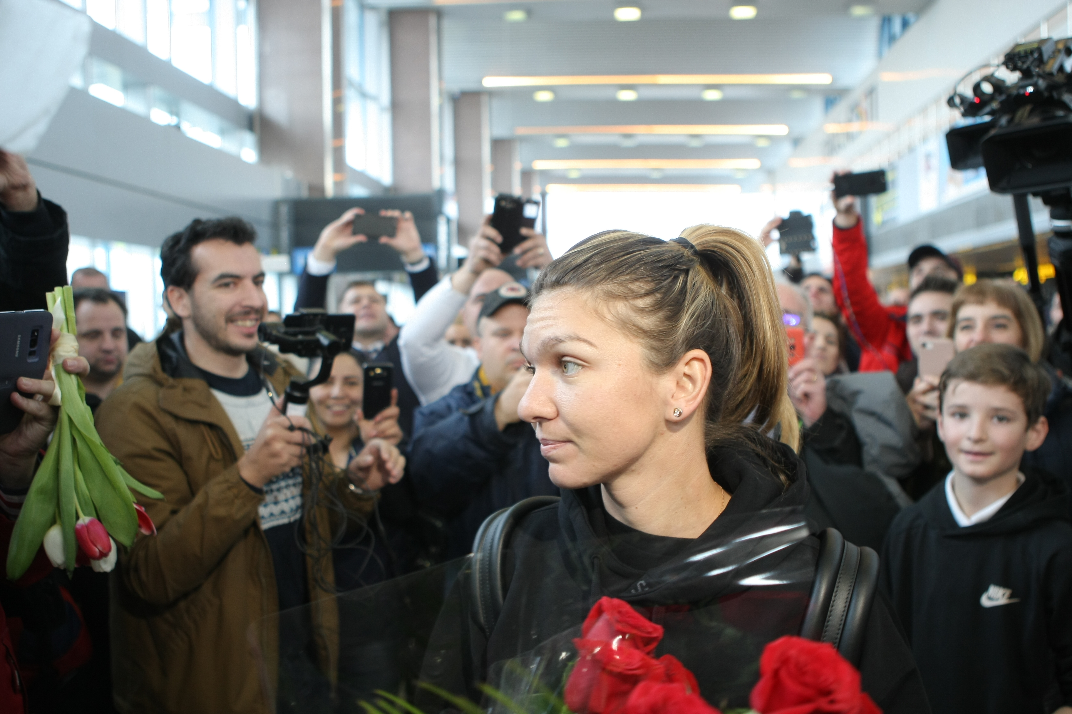 Simona Halep s-a întors acasă supărată și accidentată. A refuzat primirea la Salonul Oficial. Îmbulzeală la aeroport / GALERIE FOTO