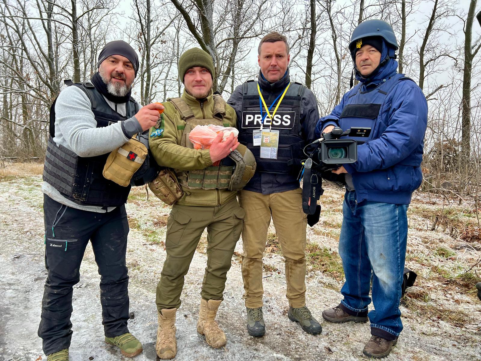 Cum se trăiește pe frontul din Ucraina. Relatările lui Alex Costache, jurnalistul TVR care a mers de 13 ori în mijlocul războiului: „Se auzeau obuzele cum vâjâiau în aer. Cădeau la 500 de metri de locul unde ne aflam”