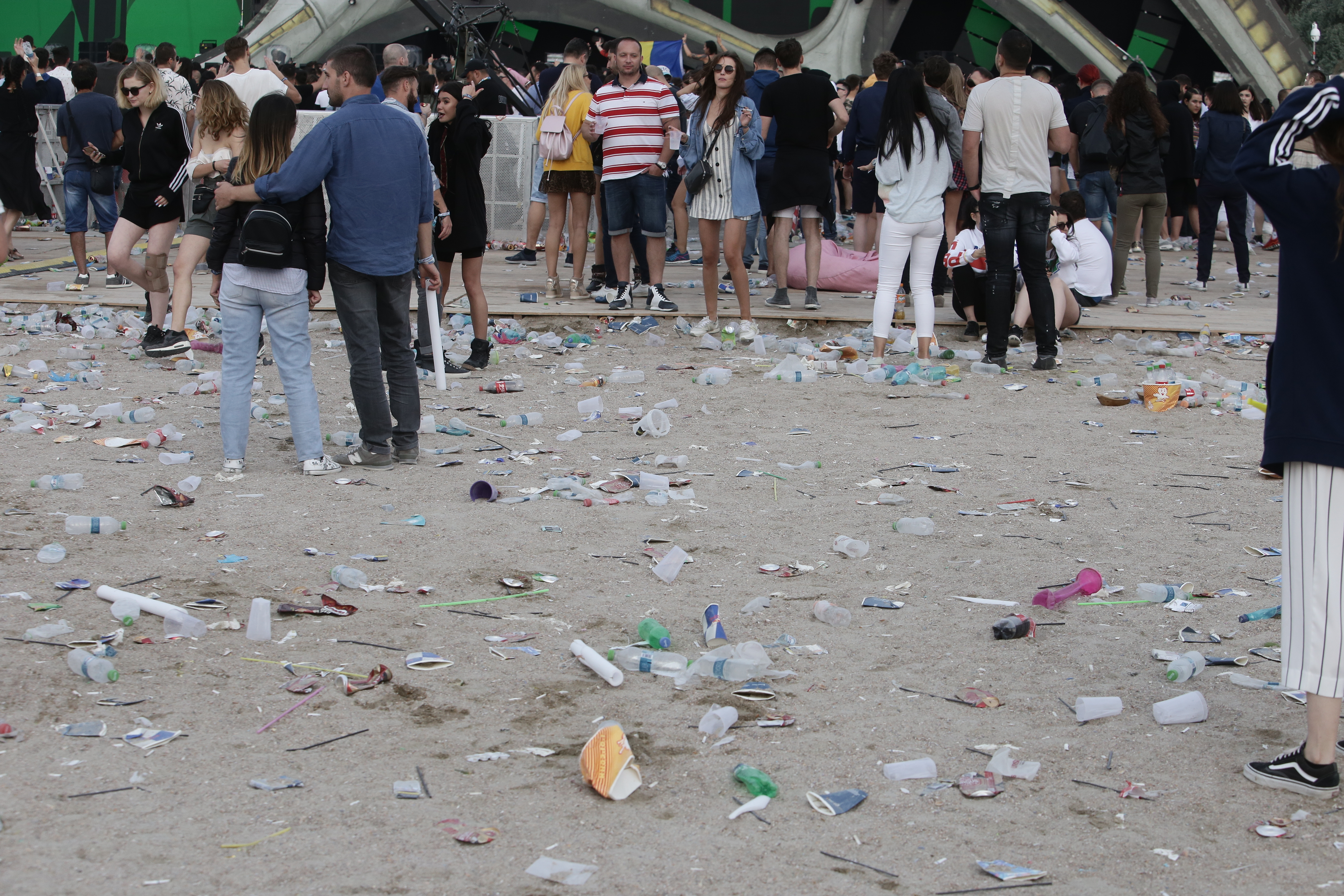 GALERIE FOTO/ Zori de zi la Neversea 2018. Ultraviolete pe covorul de pet-uri