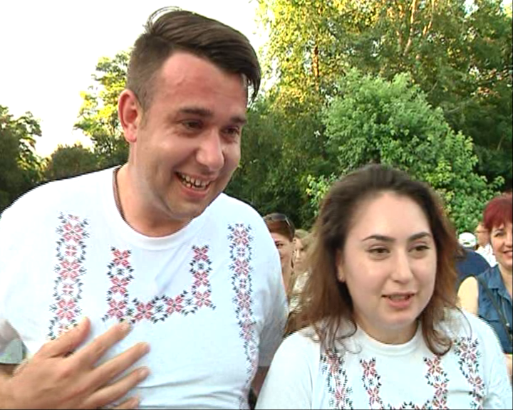 FOTO/VIDEO | Flashmob terminat cu o cerere în căsătorie! Gălățenii s-au prins în horă în Grădina Publică