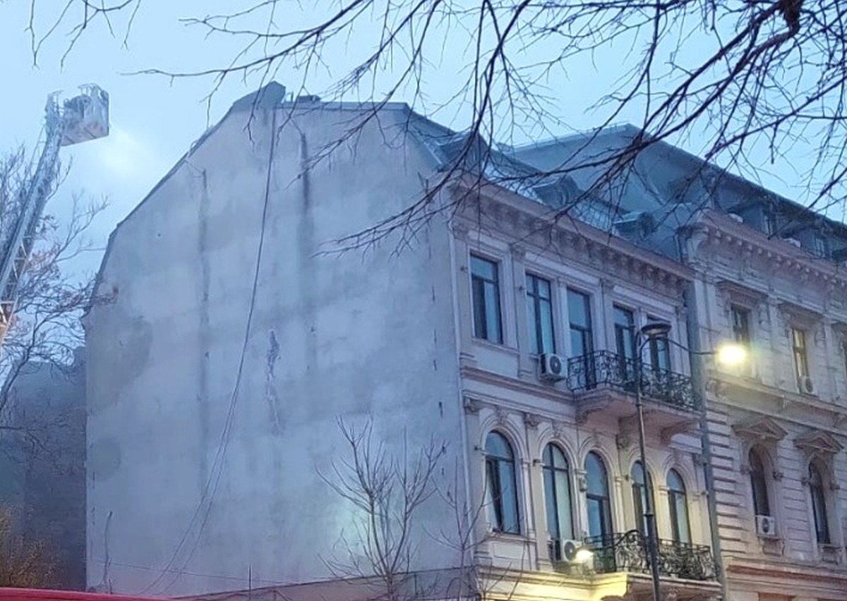 Incendiu în centrul Bucureștiului. Acoperișul unui hotel a fost cuprins de flăcări. Clădirea nu avea autorizație la incendiu, spune ISU