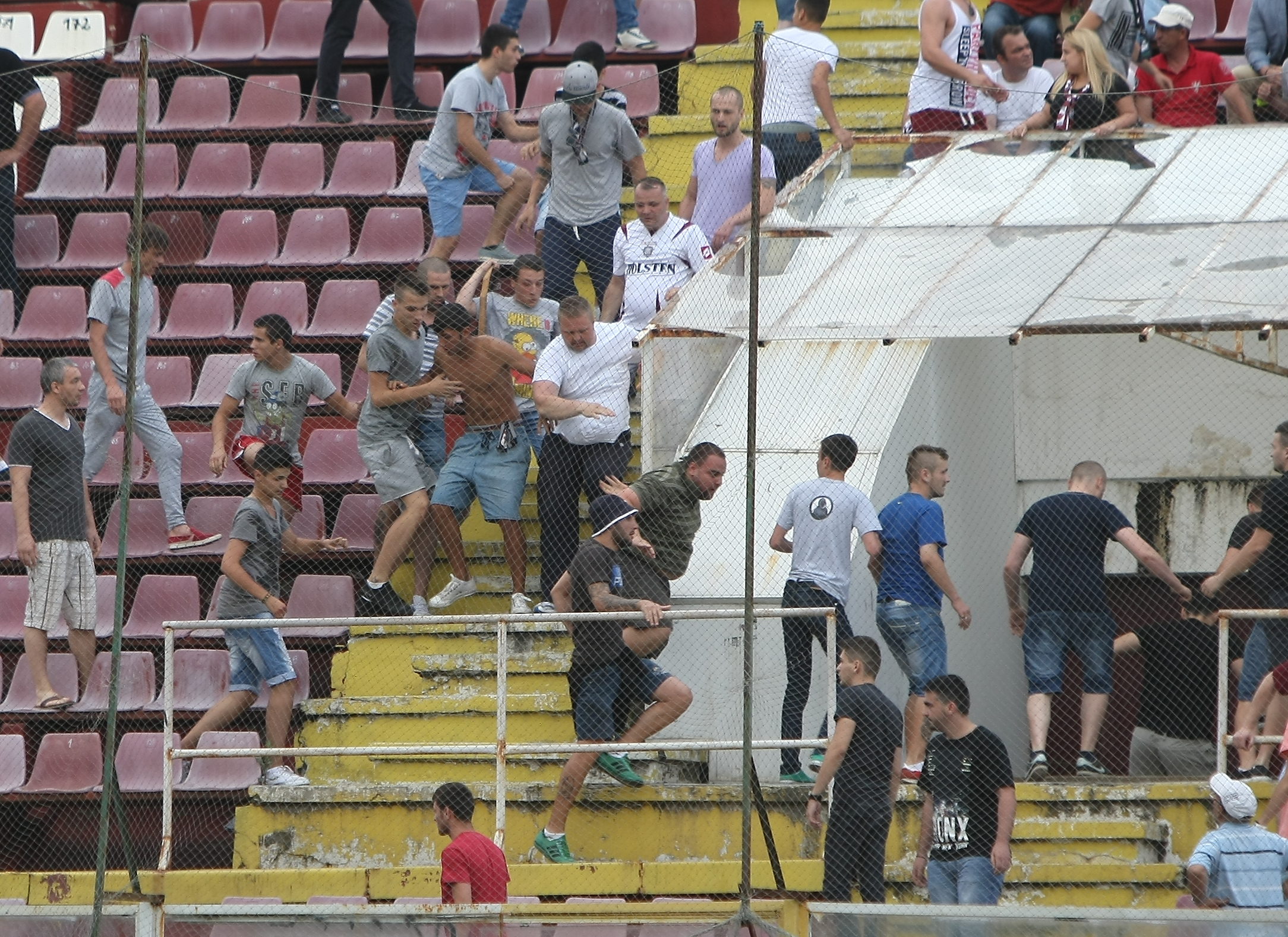 GALERIE FOTO INCREDIBILĂ / Rapidiștii s-au bătut între ei și cu jandarmii!