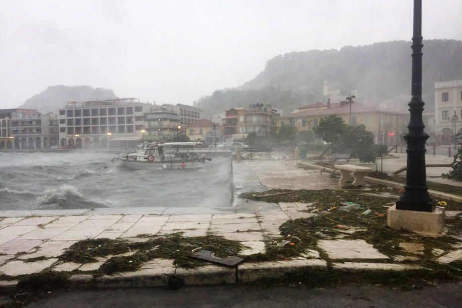 VIDEO. Grecia, devastată de ciclonul Ianos. Cel puţin două persoane şi-au pierdut viaţa, iar mai multe insule au rămas fără curent