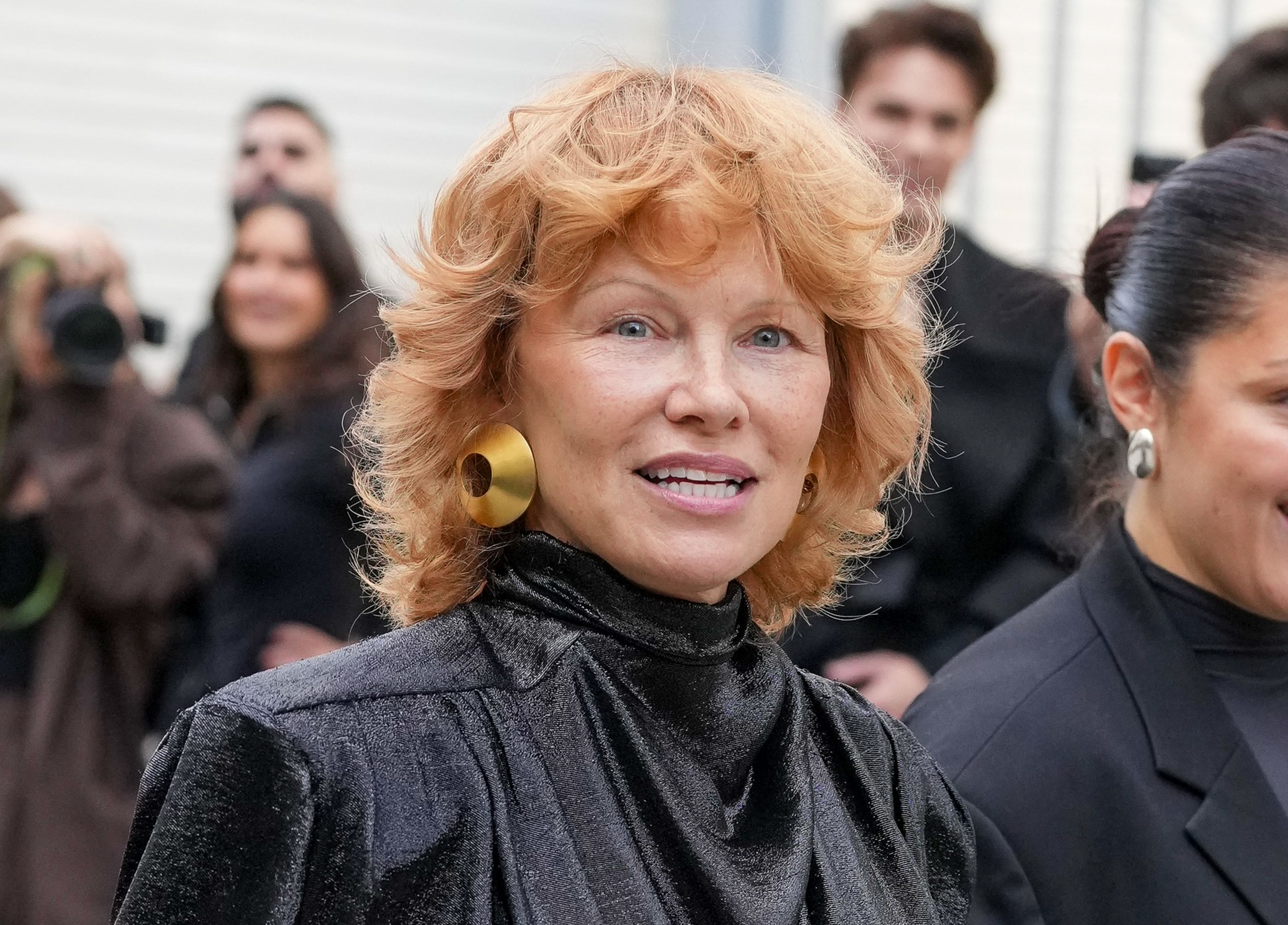 Pamela Anderson s-a tuns scurt și s-a vopsit roșcată. Cum arată actrița în prezent