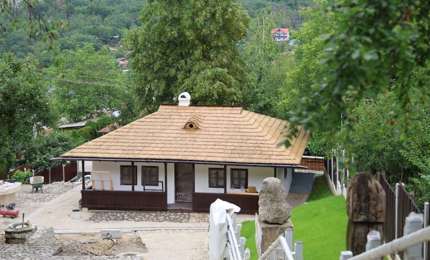 Cum justifică CJ Iași lucrările de reabilitare a Bojdeucii lui Creangă, despre care oamenii spun că s-a transformat într-o „pensiune cu puține margarete”. Reacția unui istoric ieșean