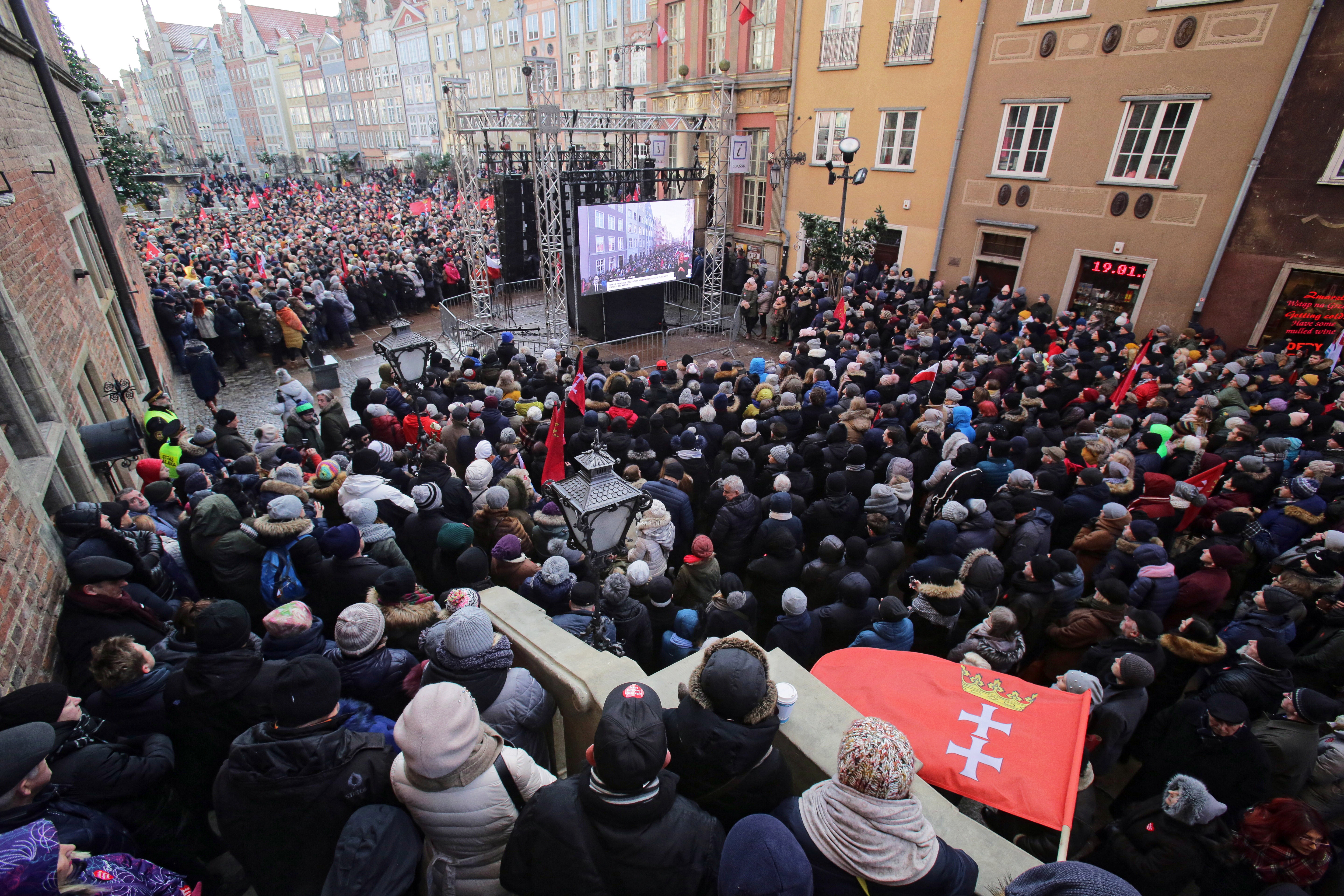 GALERIE FOTO: Zeci de mii de oameni l-au condus pe ultimul drum pe primarul din Gdansk, înjunghiat pe scenă, în timpul unui eveniment