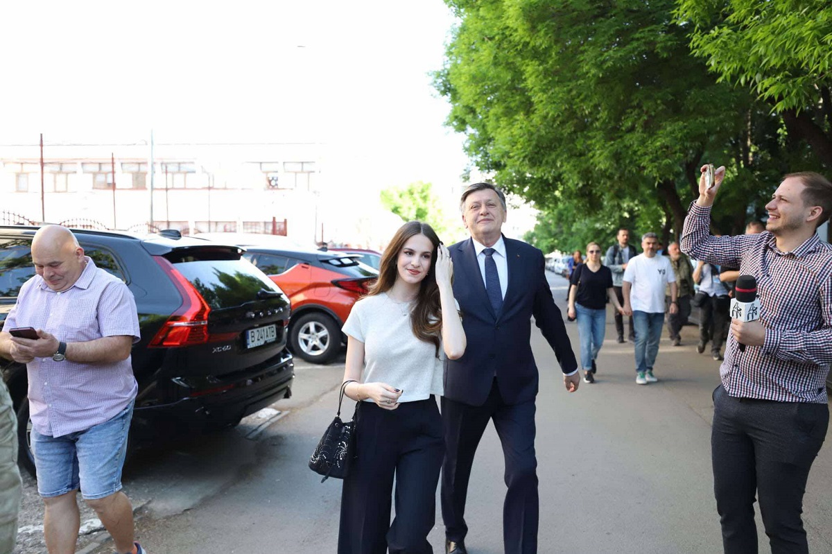 Cu ce se ocupă fiica lui Crin Antonescu, Irina, a cărei mamă a murit cu mai mulți ani în urmă: „După așa ceva nu îți revii niciodată”