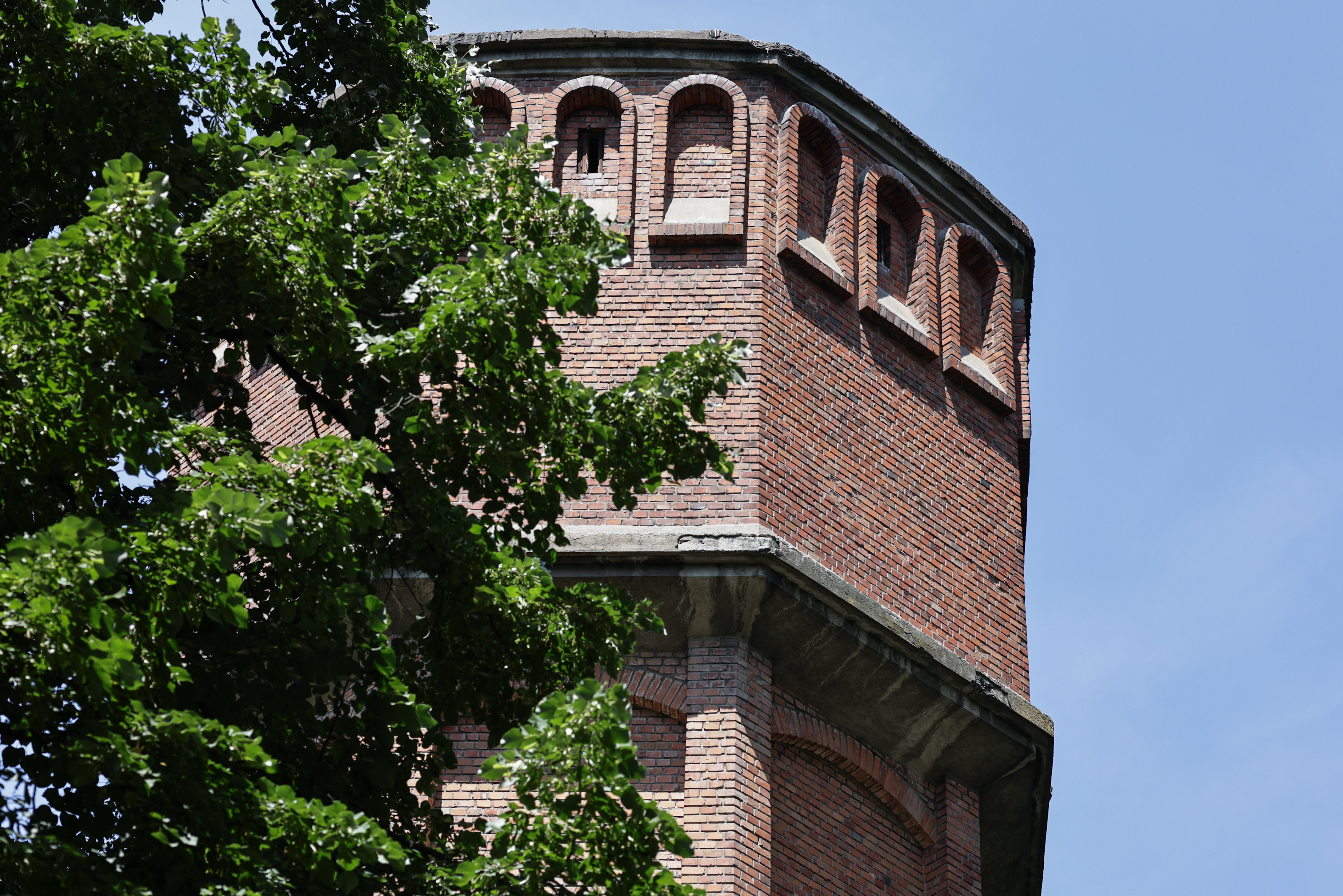 Un turn cu aspect medieval în mijlocul Bucureștiului. Povestea construcției care îi face pe trecători să se oprească din drum