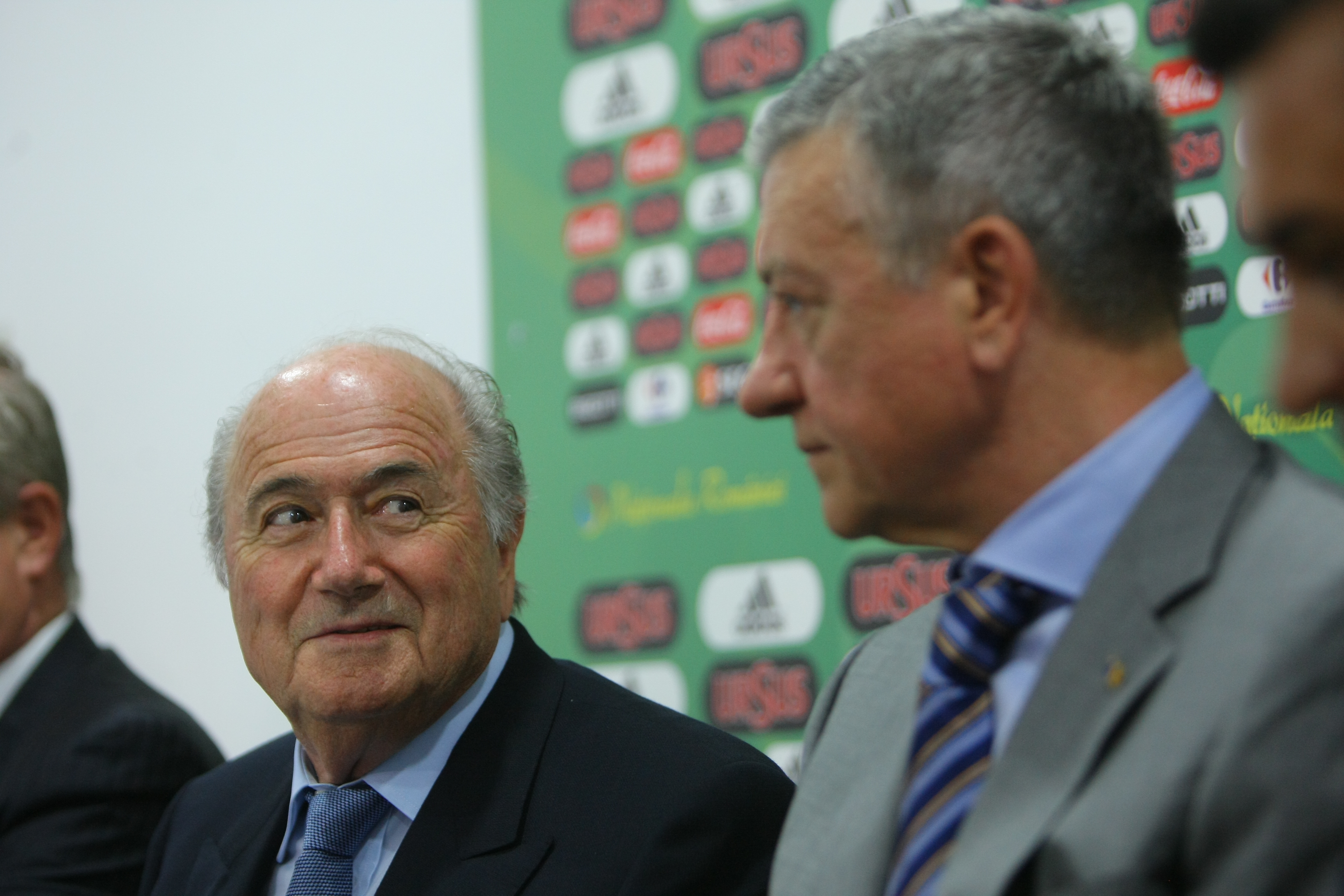 Blatter şi Platini au fost suspendaţi opt ani din toate activităţile fotbalistice, ^ pentru "conflict de interese" şi "plată neloială" / FOTO&VIDEO
