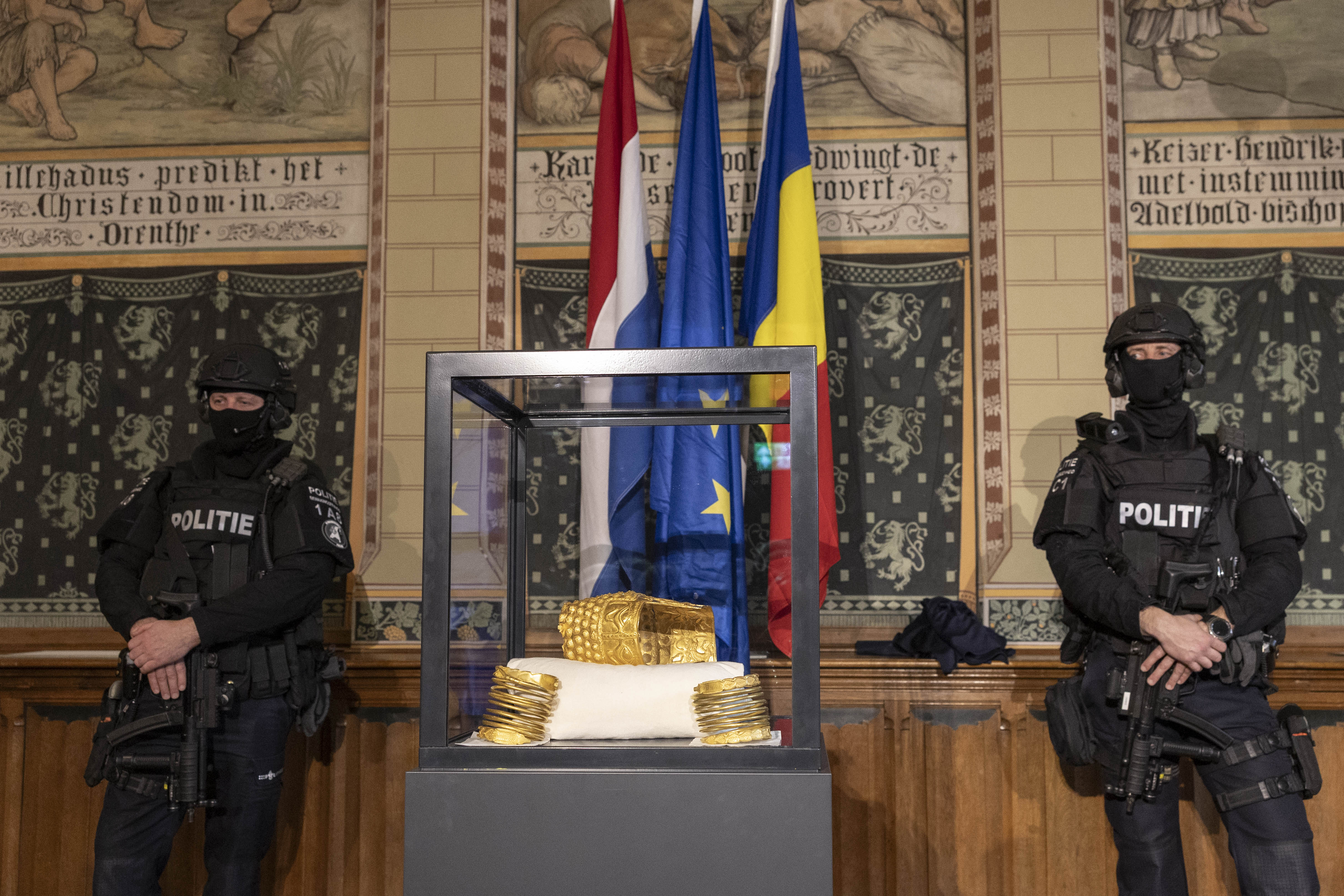 Primele imagini cu brățările dacice și Coiful de la Coțofenești după ce au fost recuperate de poliția olandeză / Coiful, ușor deteriorat. A treia brăţară este încă căutată I VIDEO