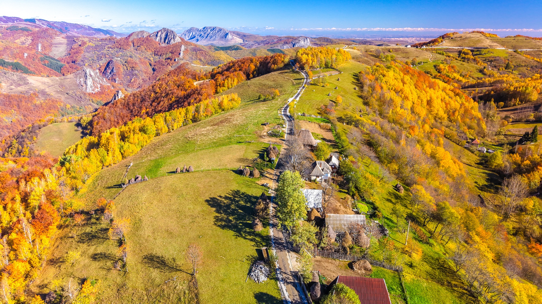 Șurile cu acoperiș din paie, construcțiile arhaice din Apuseni care rezistă de peste 100 de ani. Drumul nou care le face accesibile turiștilor