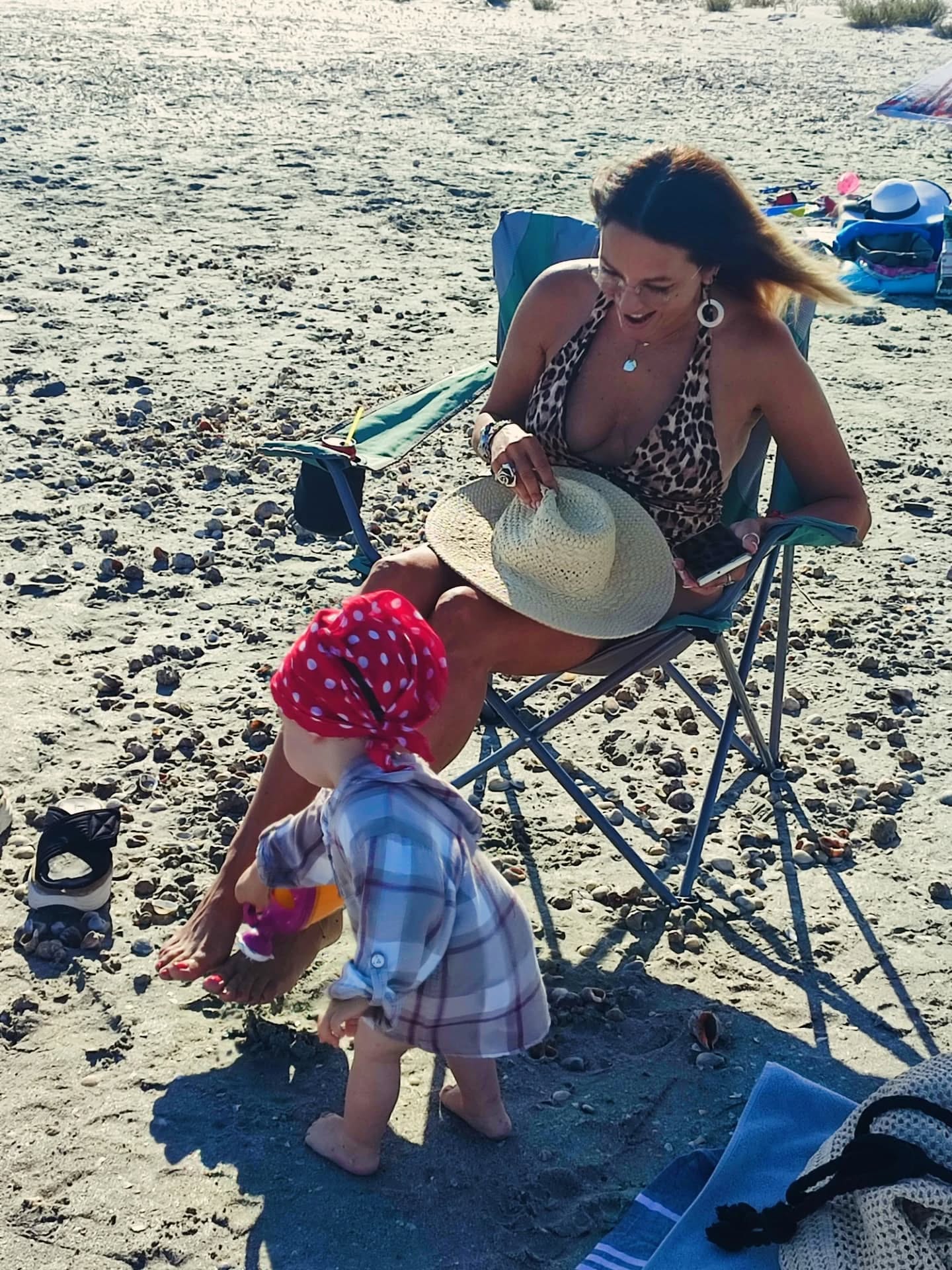 Anca Țurcașiu, surprinsă la plajă, în costum de baie, alături de nepoțica ei: „Așa arată cea mai fericită bunică”. Fanii au reacționat