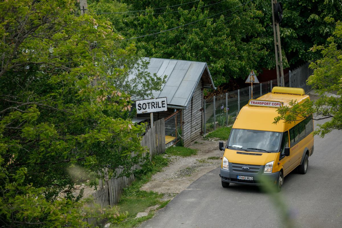 Reportaj în comuna Șotrile, în care fostul primar condamnat pentru pornografie infantilă candidează din nou. „Fata a fost de vină” vs „În ce lume trăim?”