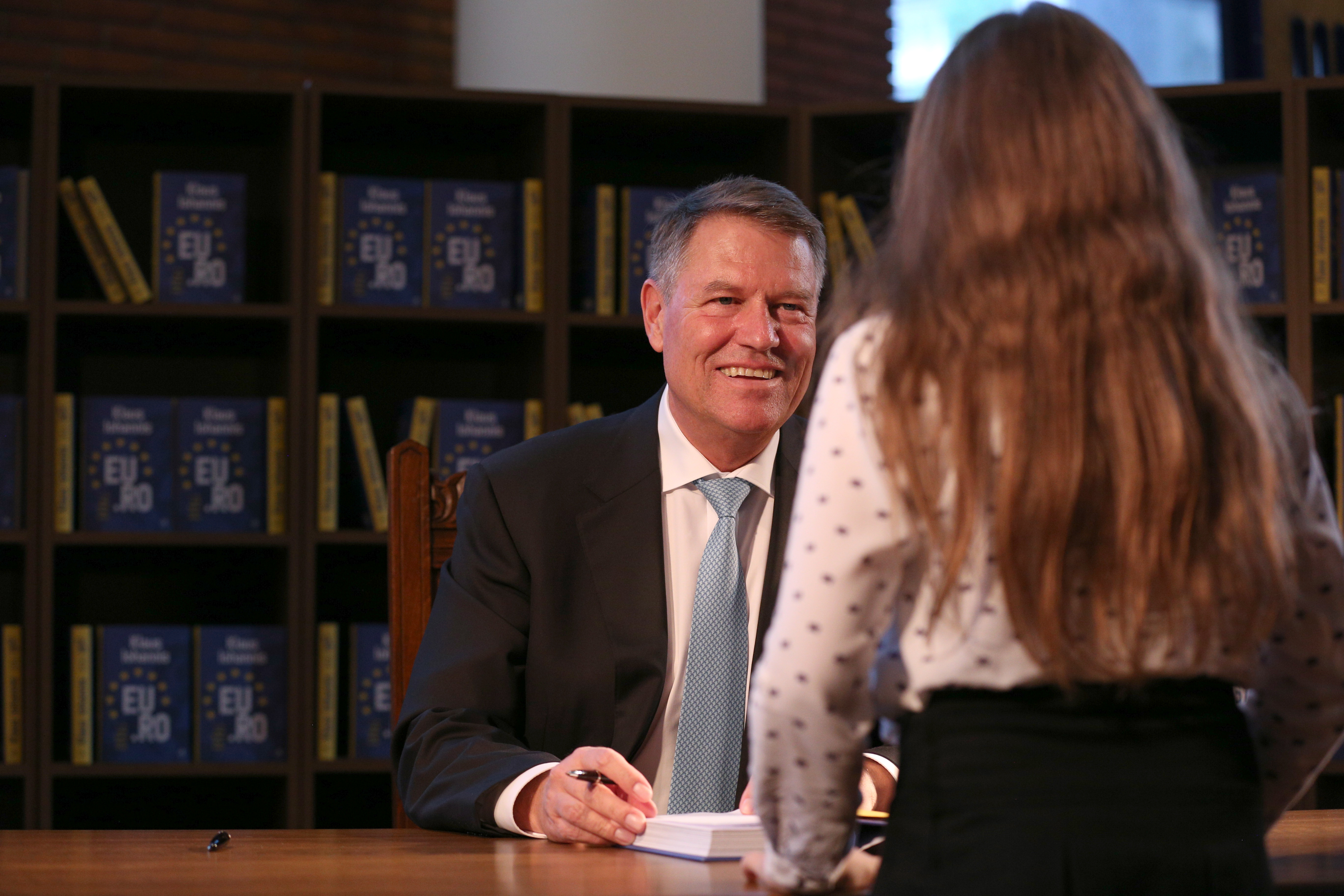Klaus Iohannis şi-a lansat a treia carte, a criticat PSD și Guvernul ”antieuropene” și a atenționat asupra extinderii analfabetismul. ”Avem, din păcate, şi persoane publice care au dificultăţi în a exprima o idee într-o frază coerentă”