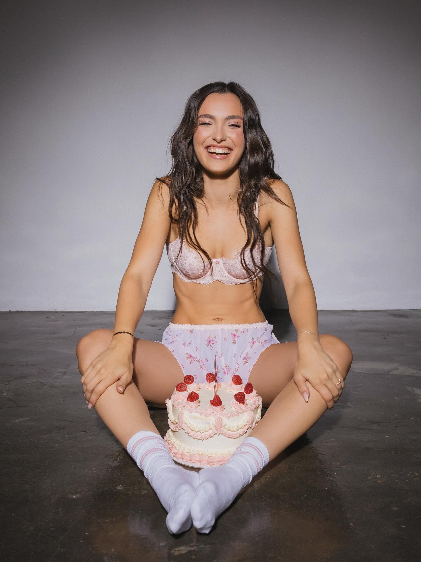 Apariția Alexiei Eram în sutien, de ziua ei de naștere: „La mulți ani mie”. Mesajul pe care Andreea Esca i l-a trimis fiicei sale