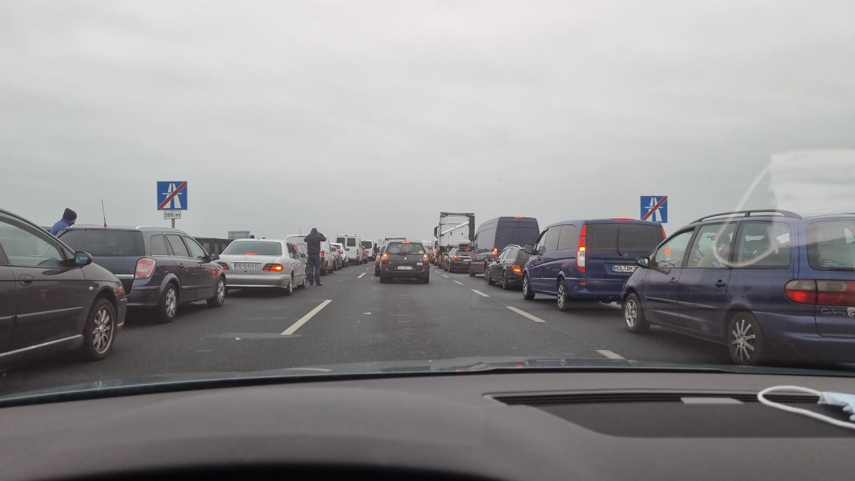 „Am stat 8 ore și acum stau și după foaia de carantină”. Mărturiile românilor blocați la intrarea în țară, la granița cu Ungaria