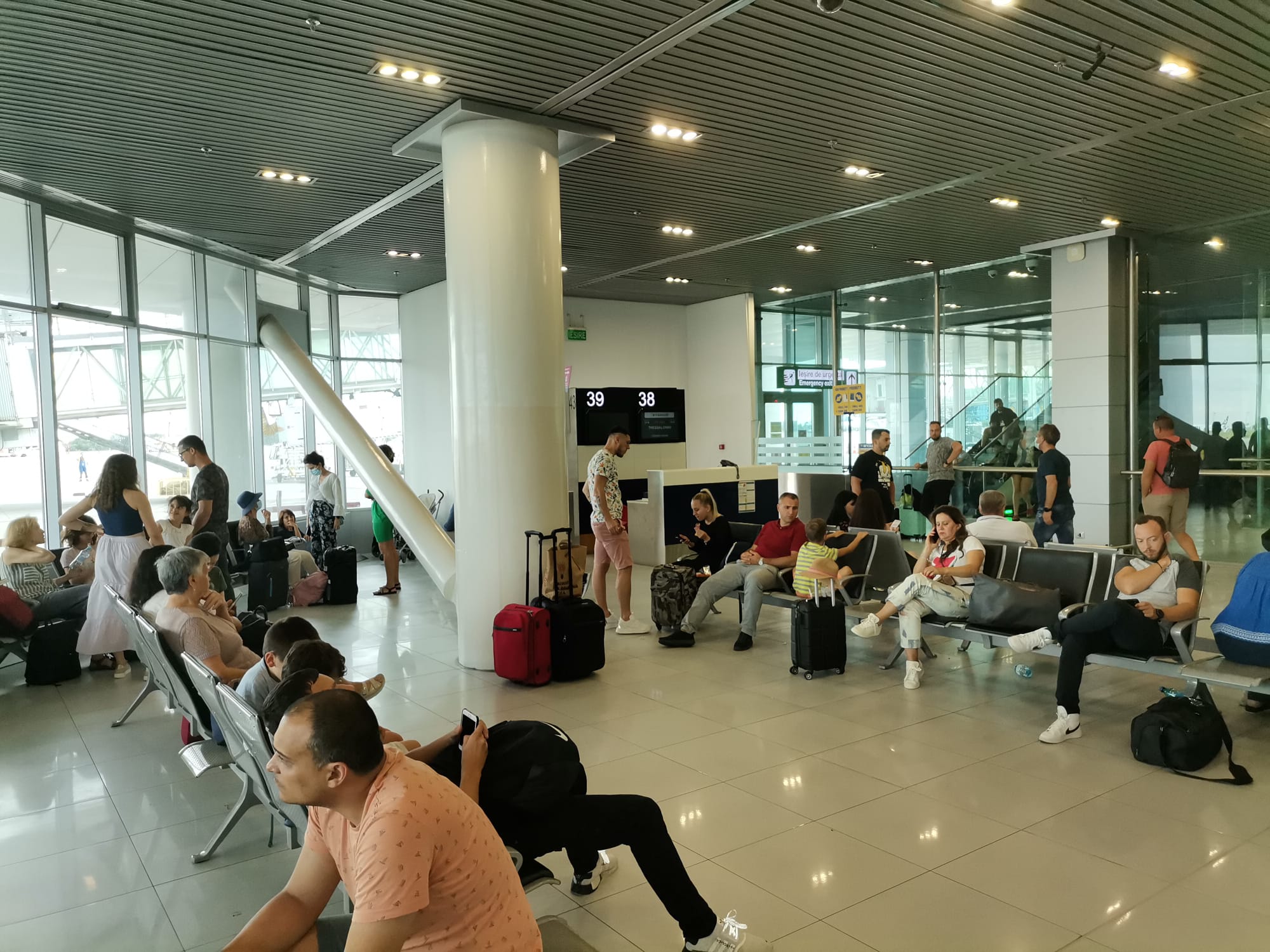Întârziere de 10 ore pentru o cursă Otopeni-Salonic. Ce explicație au reprezentanții aeroportului pentru pasageri