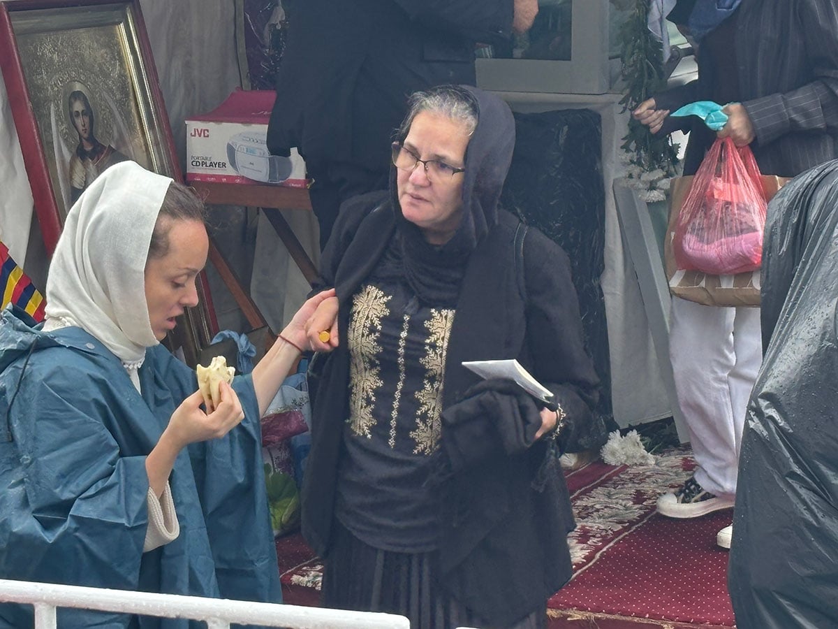 Reportaj de la cavoul Sfântului Preot Mărturisitor și legionar la tinerețe Ilie Lăcătușu, unde Icoana Arhanghelul Mihail, simbolul mișcării, a însuflețit pelerinii