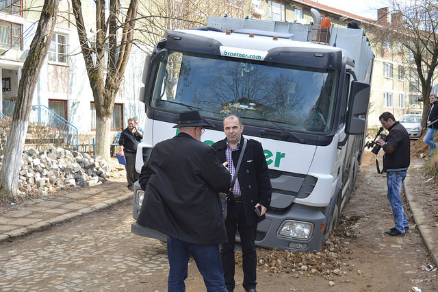 O stradă s-a surpat în Reșița. Două mașini de gunoi, „înghițite” de șosea