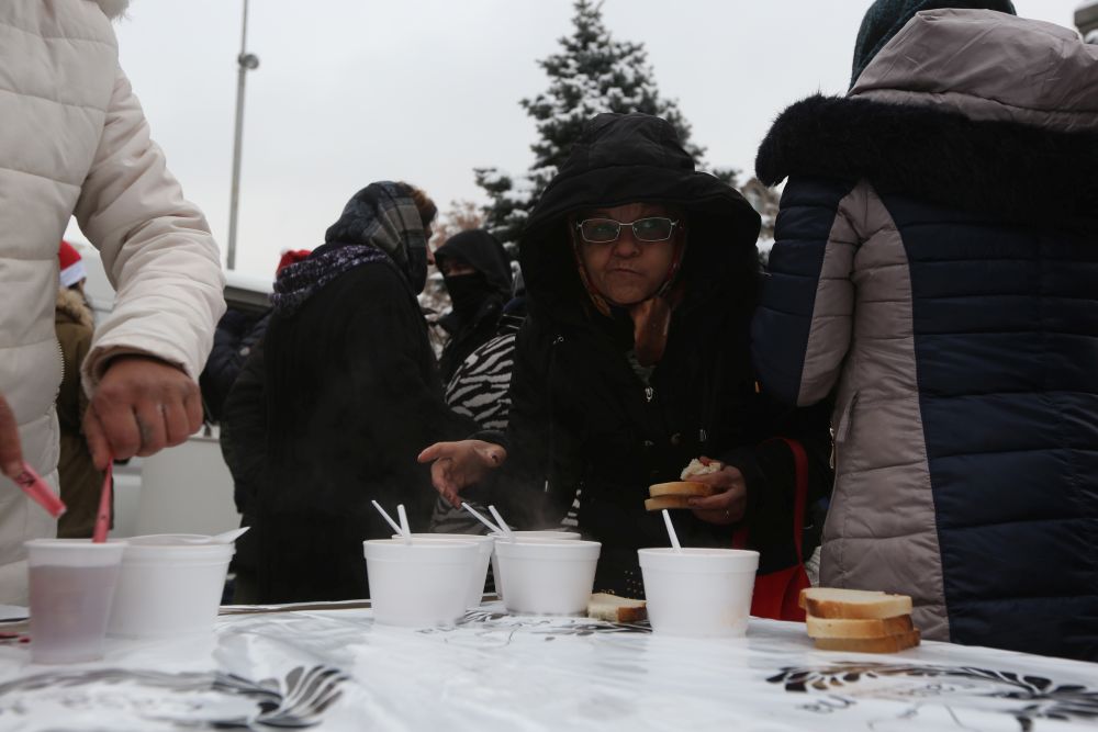Ambasadorul Marii Britanii la București a servit mâncare oamenilor fără adăpost, în Gara de Nord / FOTO