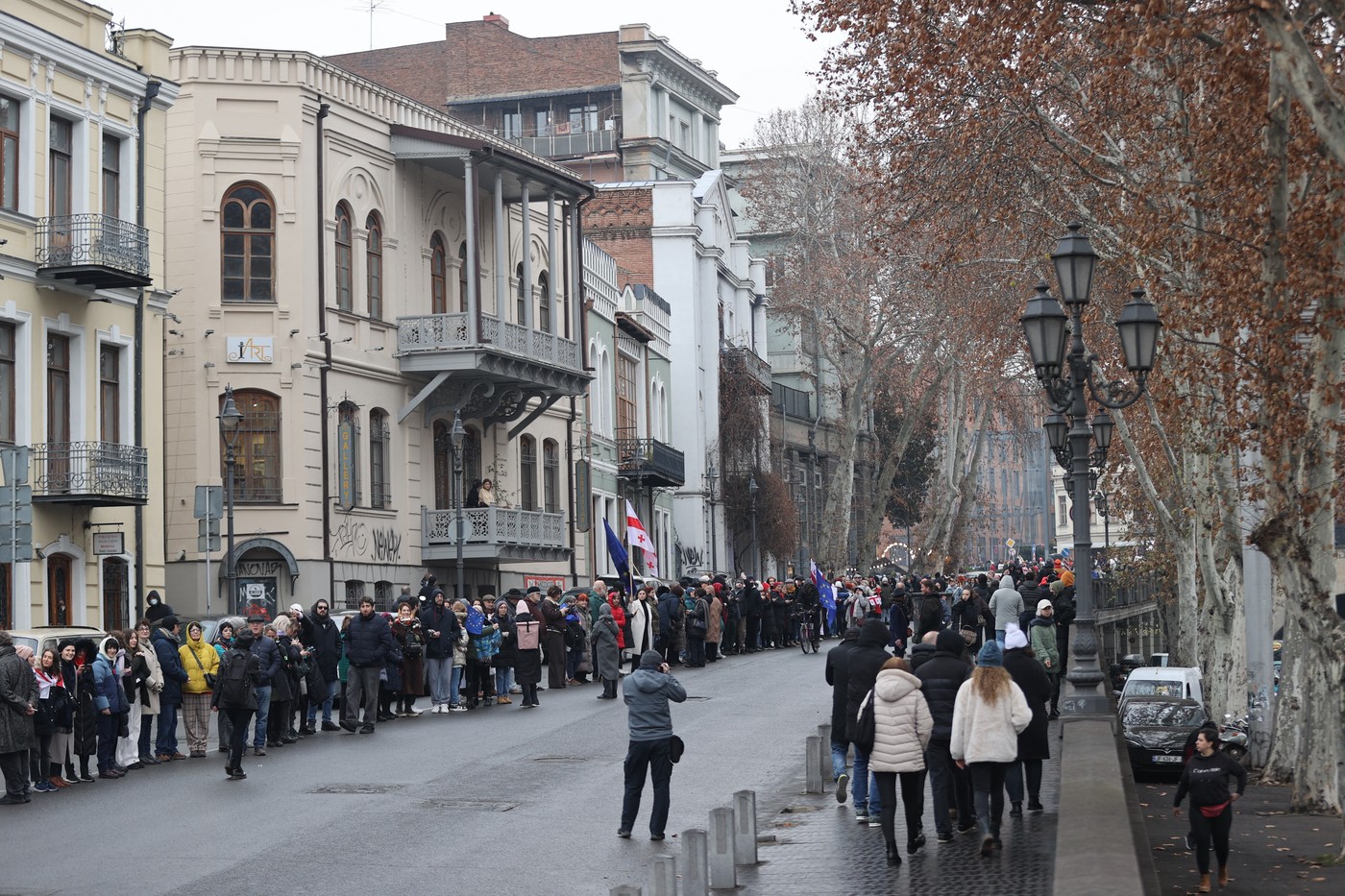 Mii de oameni au protestat în Georgia formând un lanț uman, la o lună după ce guvernul a amânat negocierile pentru aderarea la UE 
