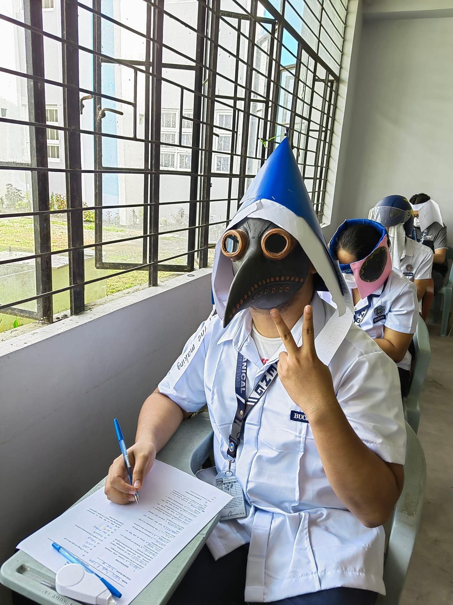 FOTO. „Pălăriile anticopiat” ale unor studenţi din Filipine au devenit virale pe reţelele de socializare