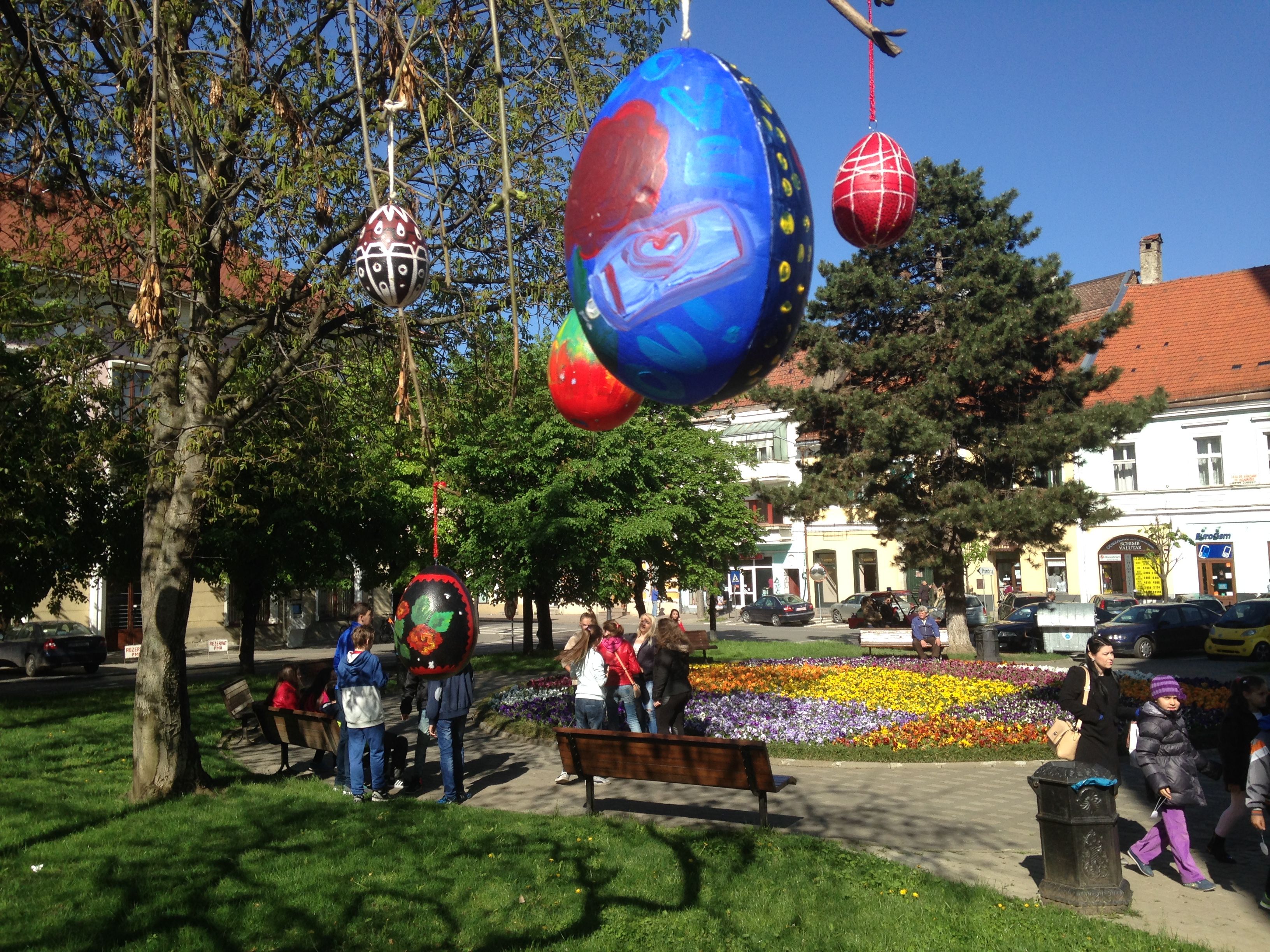 Pregătiri de Paști la Bistrița! Au împodobit un copac întreg cu... ouă