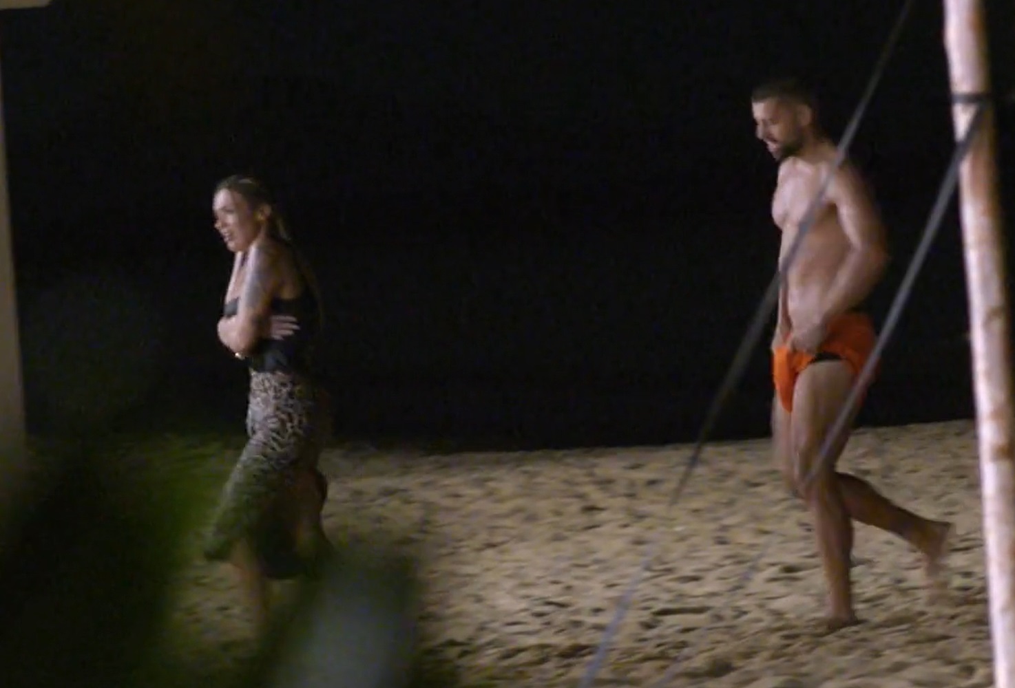 Scenele intime dintre Ella și Teo de la Insula Iubirii 2025, analizate de un psiholog. Ce transmite comportamentul celor doi | EXCLUSIV