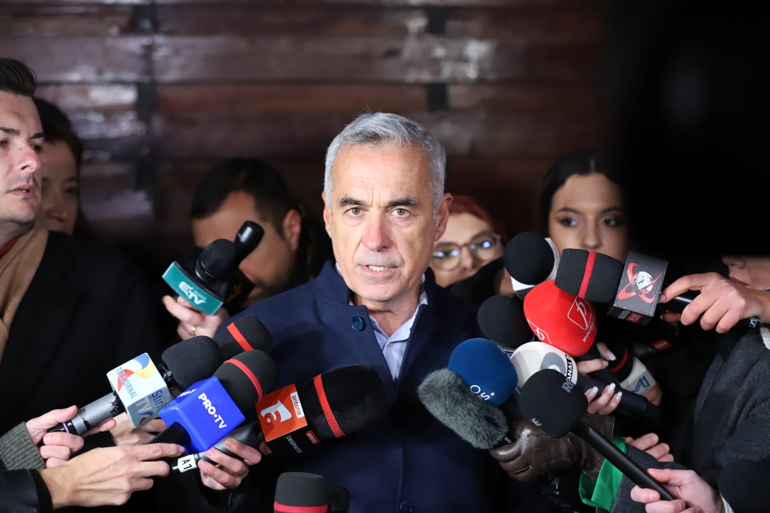 Călin Georgescu a chemat presa la poartă, dar a refuzat să răspundă la întrebări. Jurnaliștii: „Și Vladimir Putin răspunde”