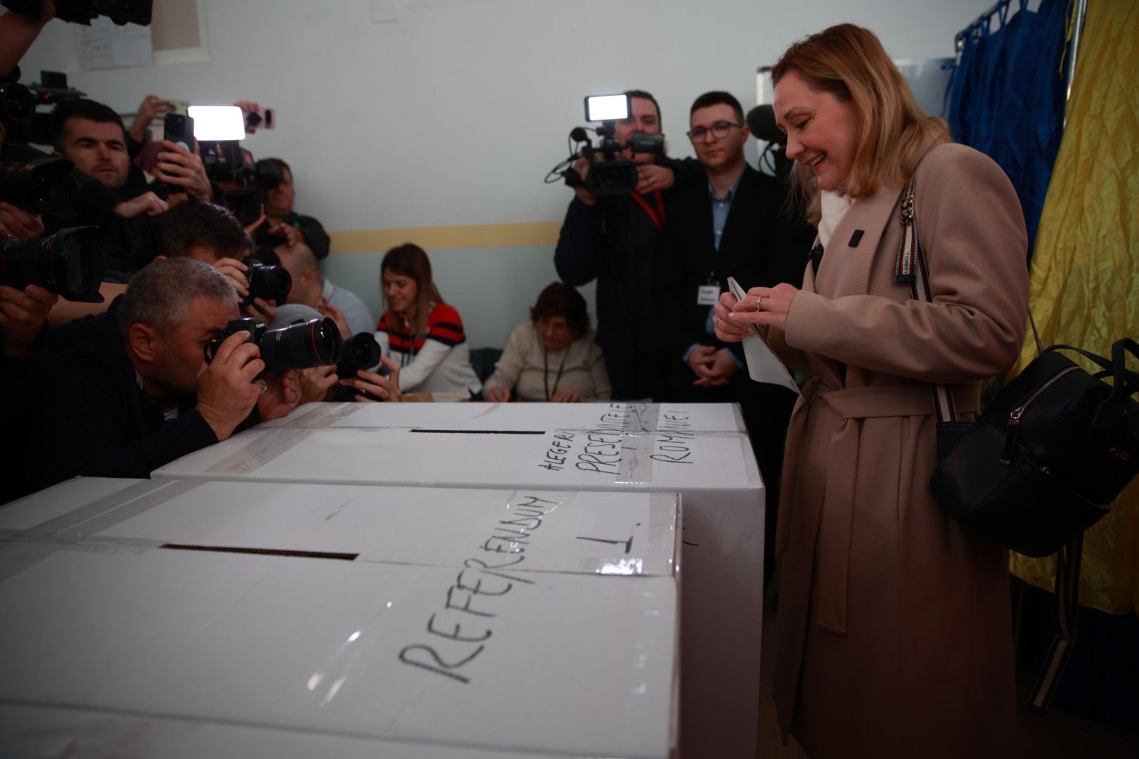 Cât costă paltonul purtat de Elena Lasconi în ziua alegerilor prezidențiale din 24 noiembrie. Ce a adus la secția de votare: „Fără blat”