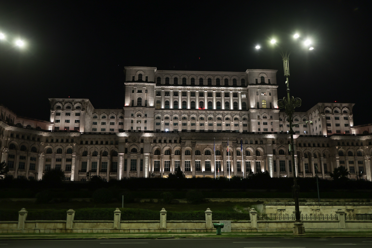 Am verificat cum economisesc energie instituțiile publice. Doar trei au stins luminile pe timpul nopții