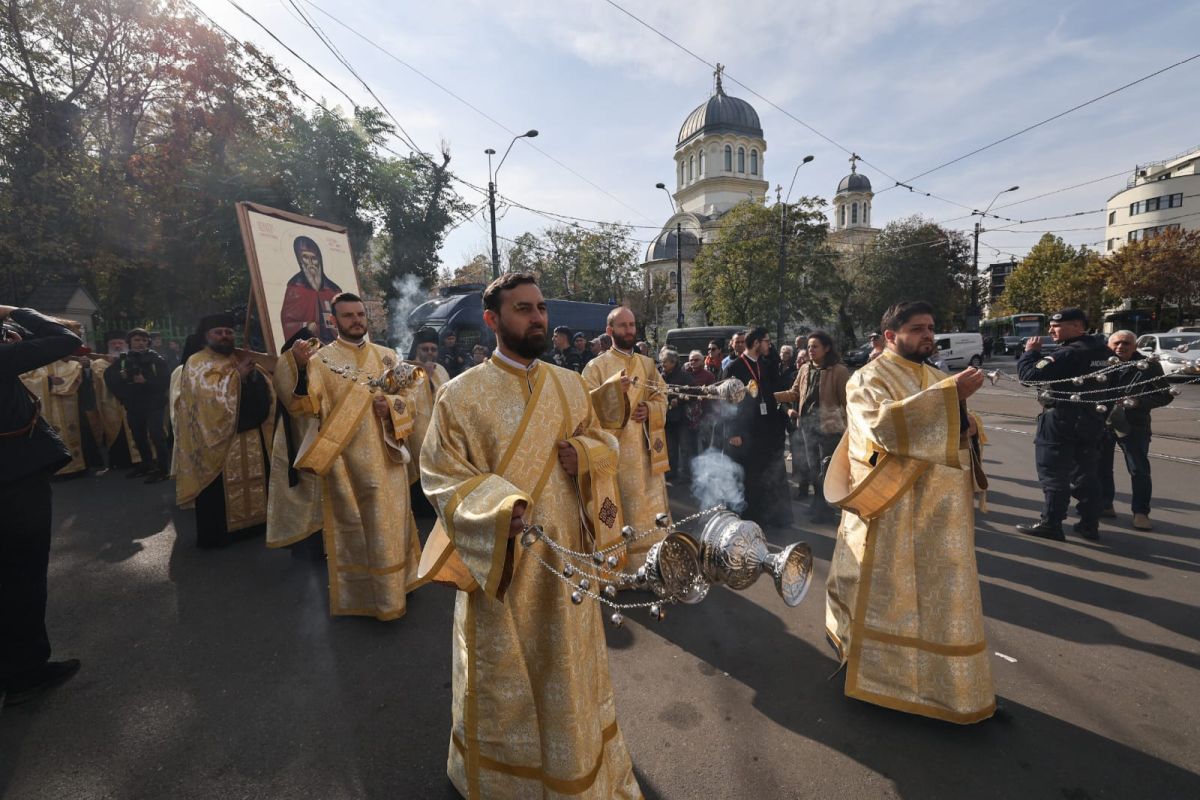 Procesiune religioasă în București, cu moaştele a cinci sfinți. Becali și Simion printre participanți. Programul sărbătorii Sfântului Dimitrie cel Nou
