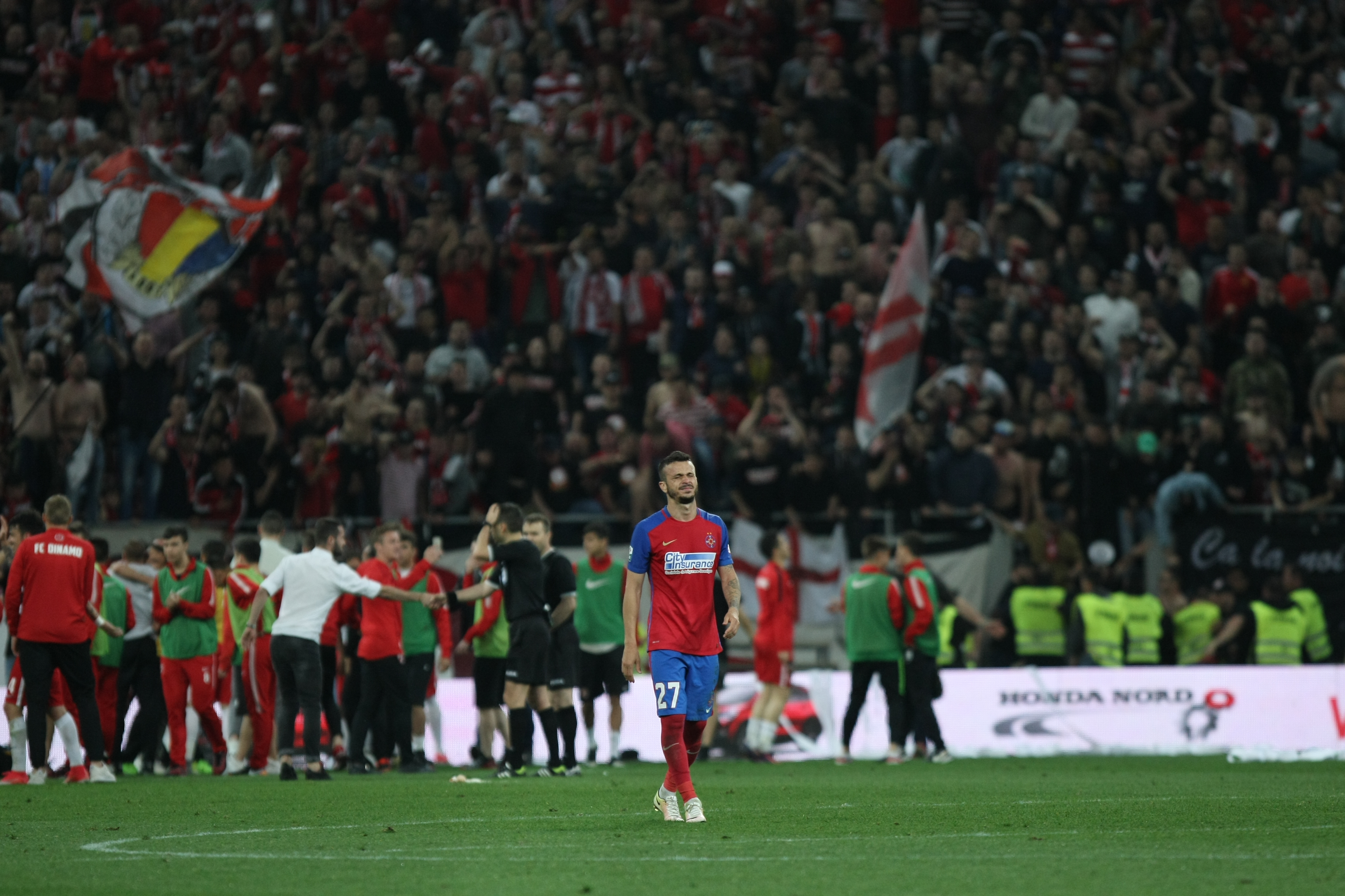 Liga I, etapa a 8-a, play-off: Dinamo - FCSB 2-1. Derby decis în minutul 96, din penalty! ”Cazul Bricheta”, nimica toată pe lângă bombardamentul de pe Arena Națională. Reghe, scandal cu arbitri | LIVE&VIDEO