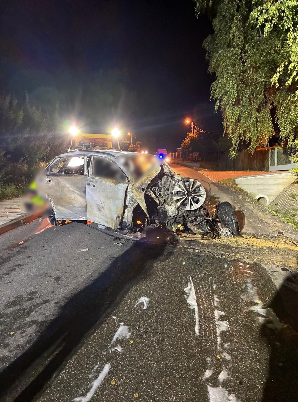 Tragiczny wypadek. Samochód stanął w płomieniach, trzy osoby nie żyją