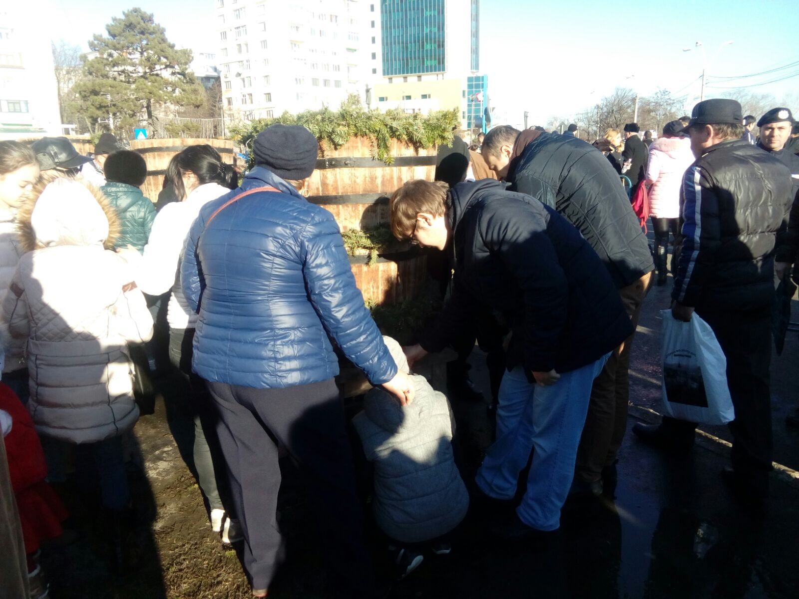 FOTO| La Galați, un electrician a recuperat crucea din Dunăre. Mii de persoane au fost la Slujba de Bobotează de pe faleză