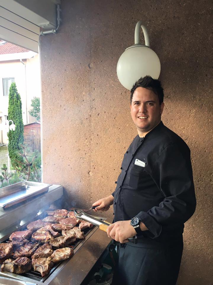 O româncă l-a băgat în faliment pe un celebru chef elvețian, căruia îi spunea că-l iubește și îi cerea bani
