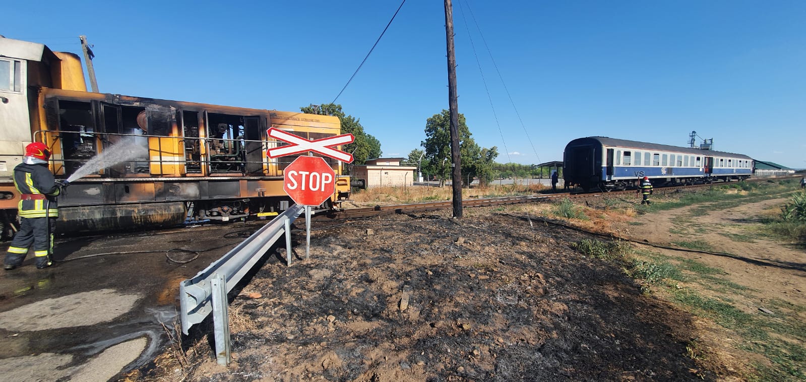Locomotiva unui tren cu pasageri din Bihor a luat foc. Mecanicul i-a ajutat pe pasageri și a ajuns la spital cu arsuri de gradul II