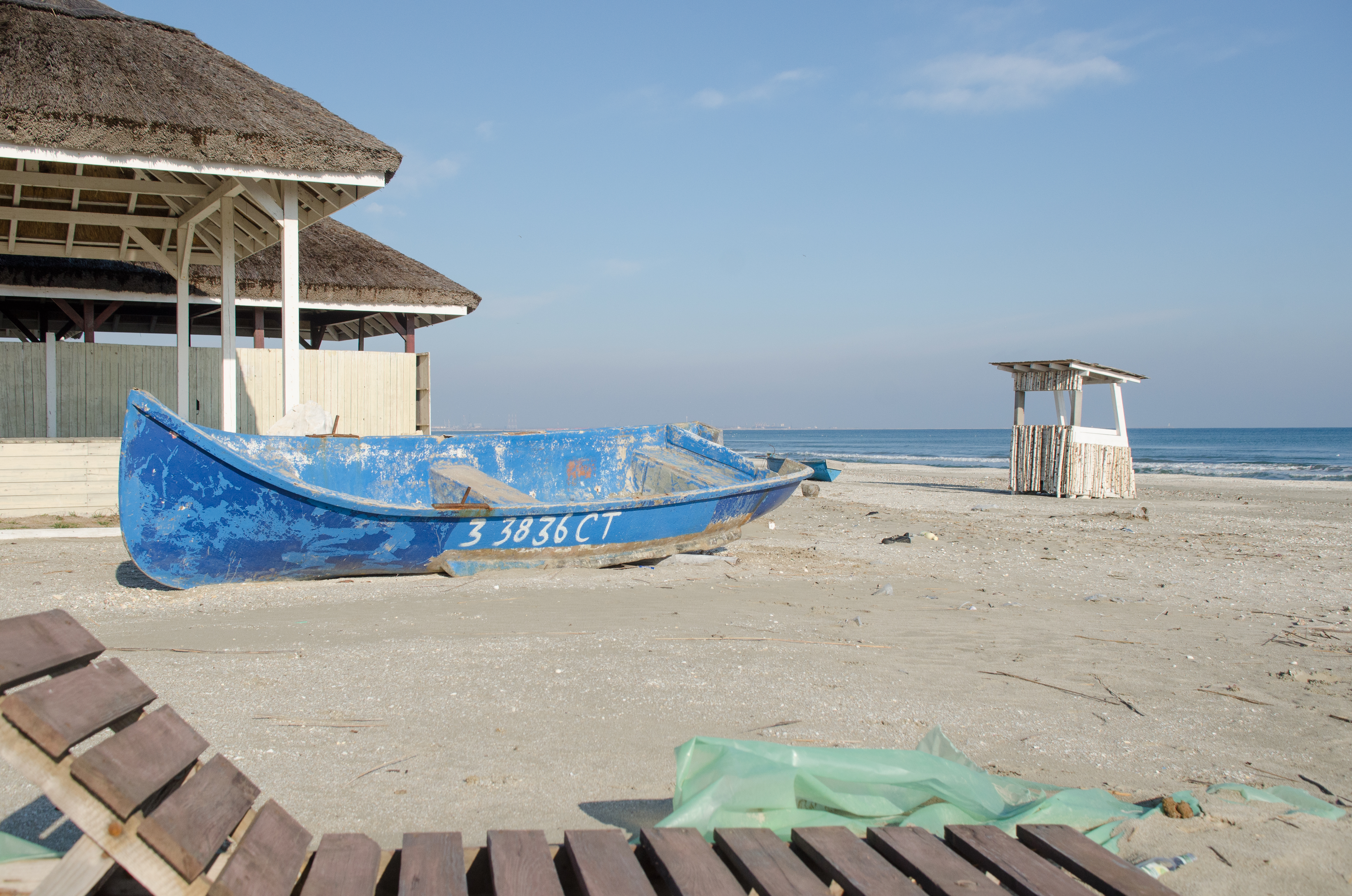 GALERIE FOTO/Ultima zi din an la malul mării. Plaja din Mamaia pe 31 decembrie, la 10 grade Celsius