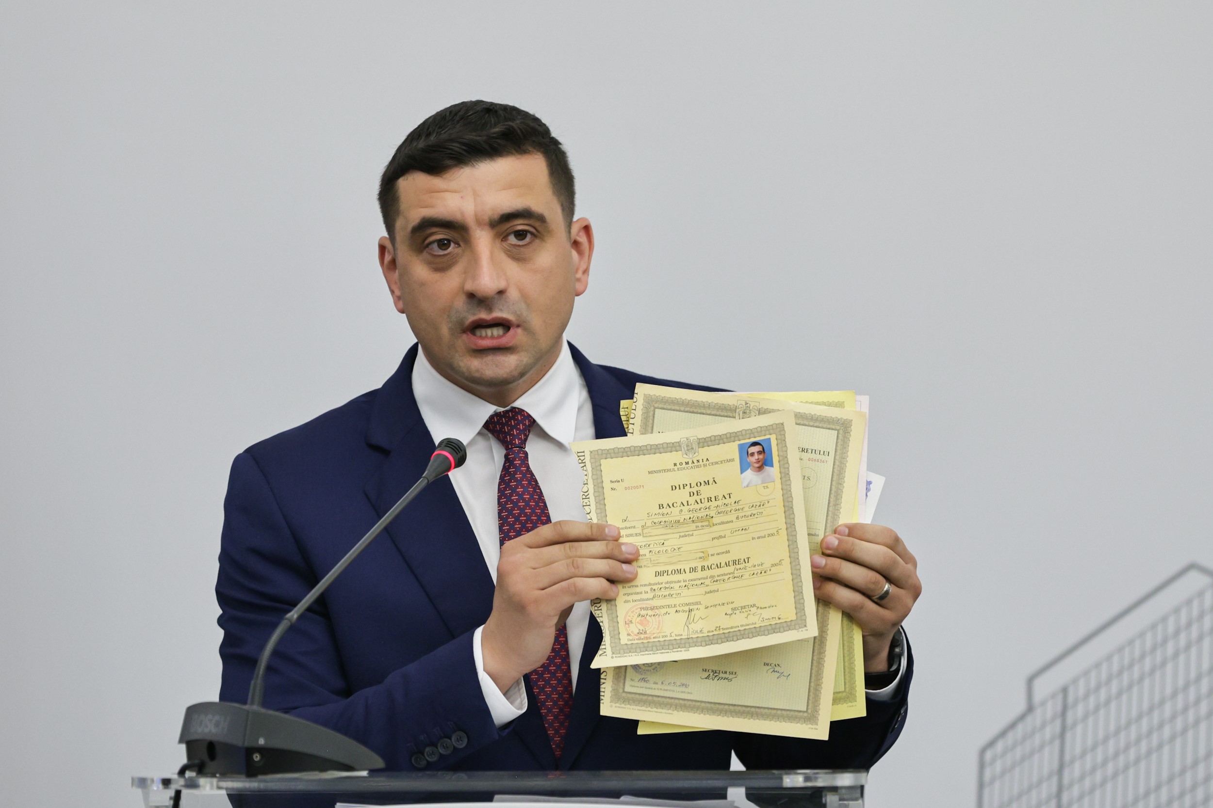 Ce note au luat la examenul de bacalaureat George Simion și Nicușor Dan, candidații la Președinția României