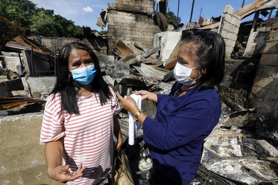 Incendiu de proporții filmat cu drona, în Filipine. Focul a distrus 80 de case și a ucis 8 persoane