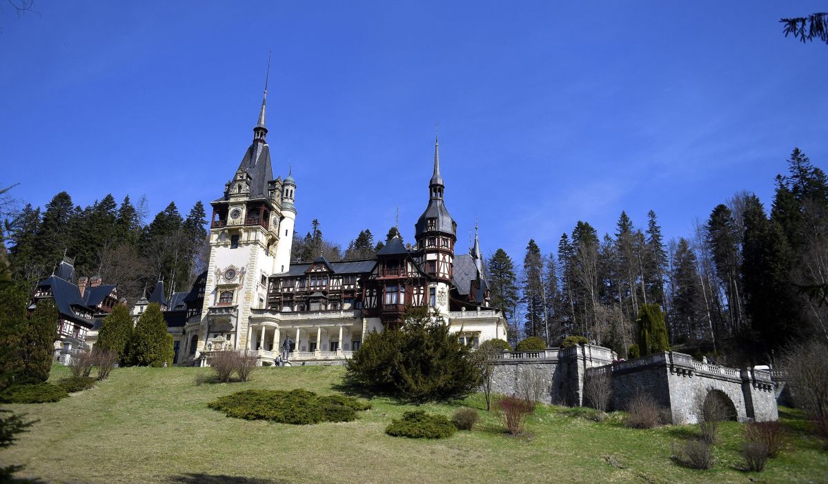 Castelul Peleș, aproape imposibil de vizitat în weekenduri: numărul de bilete puse în vânzare este limitat și se epuizează rapid