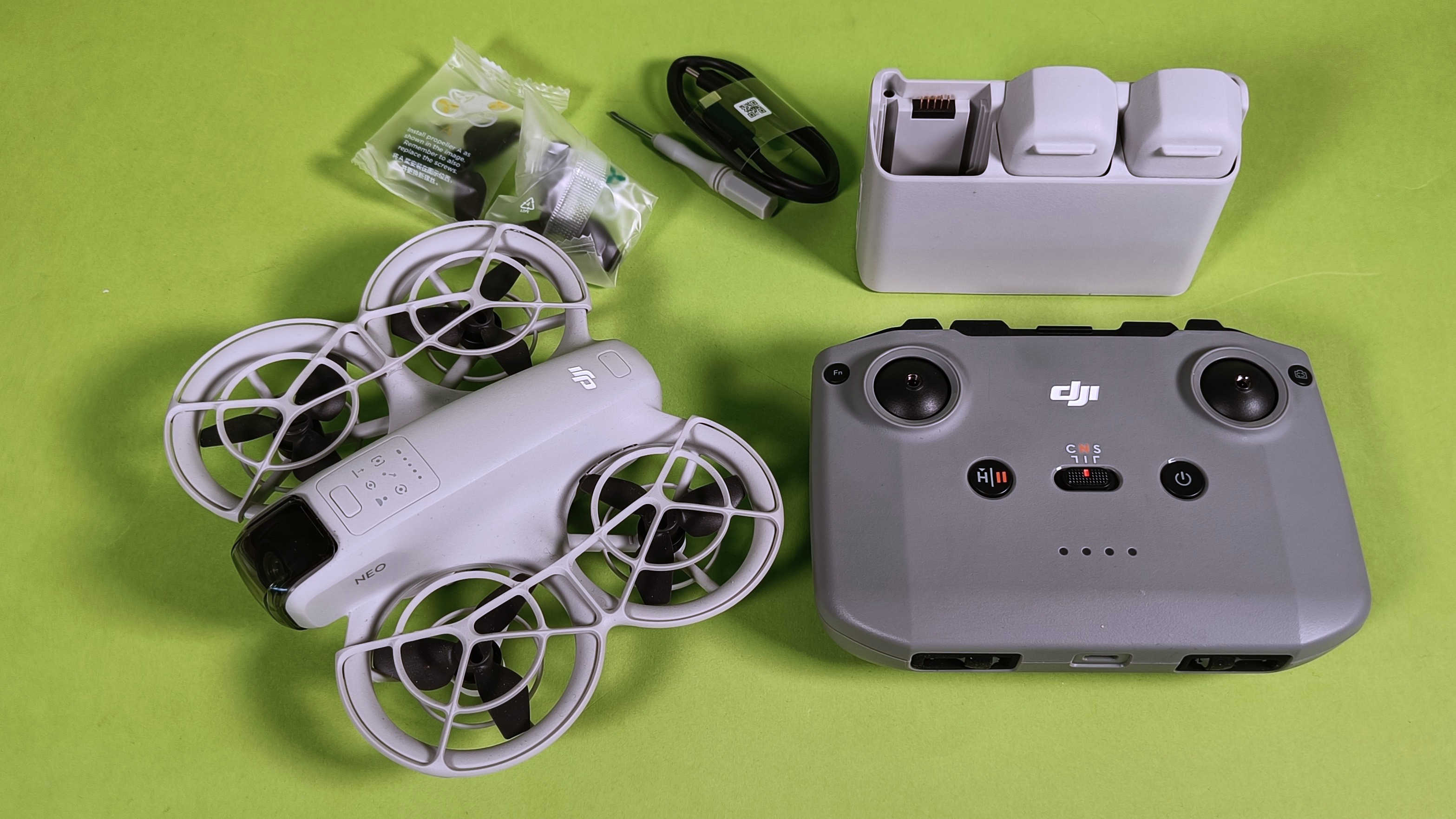 DJI Neo in der Fly-More-Combo.