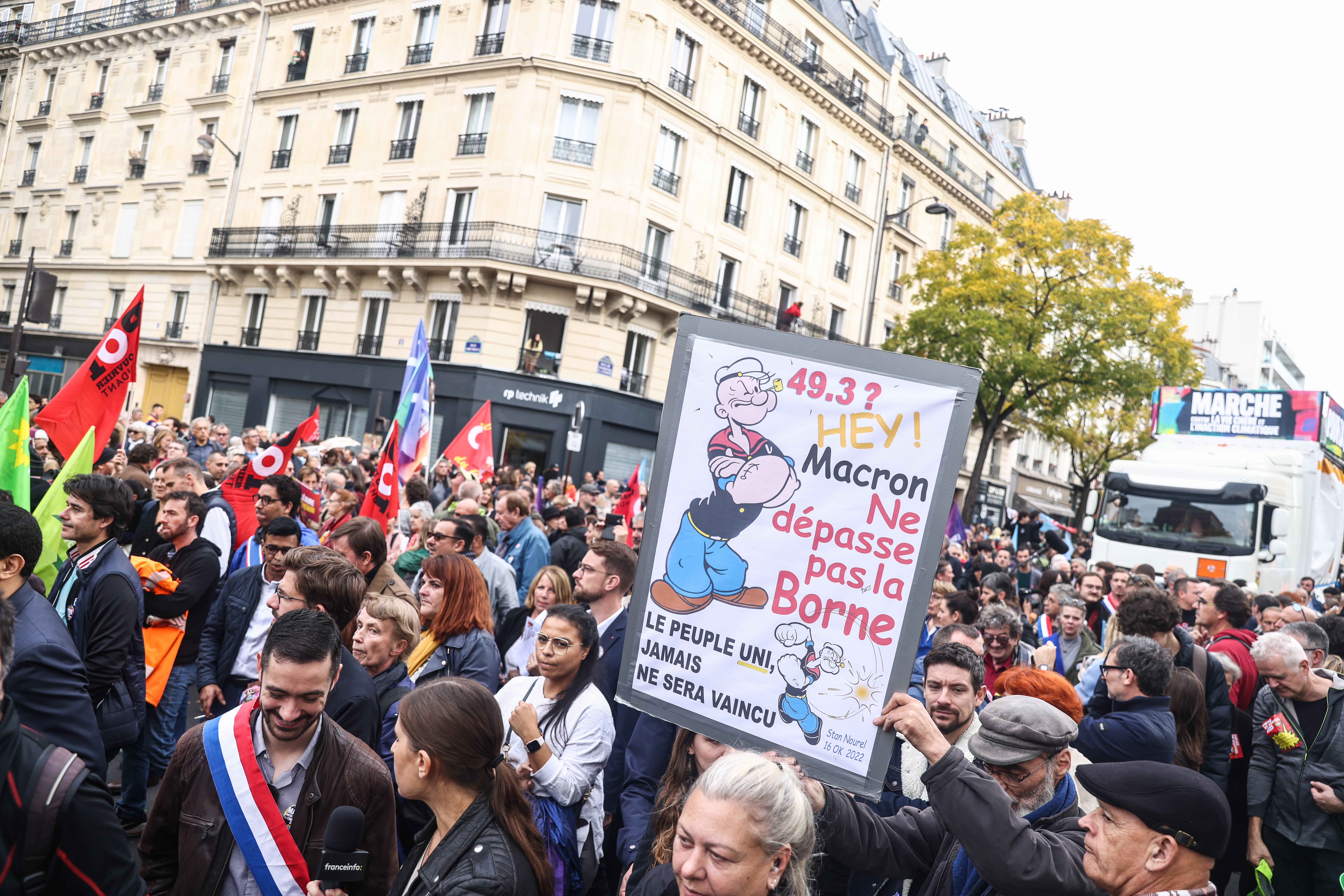 Protest uriaș la Paris. Laureata premiului Nobel pentru literatură, între cei 30.000 de manifestanți