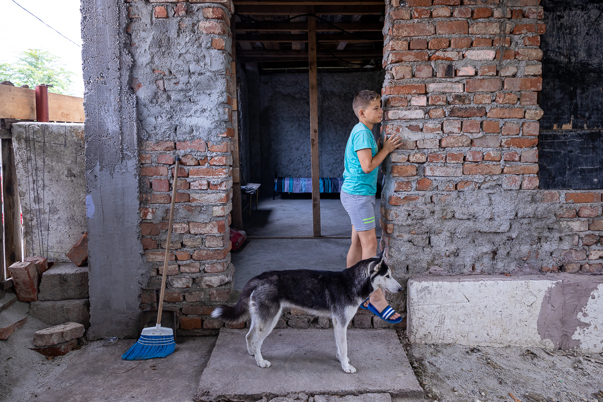 La 19 ani, abandonat de părinţi, Cristi pune pâinea pe masă şi îşi creşte fratele mai mic! “Mama ne-a luat şi televizorul când a plecat”